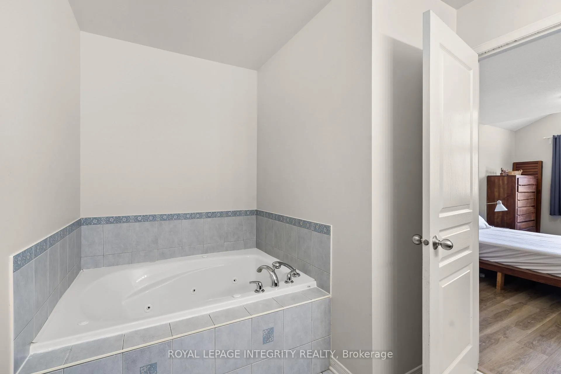 Photo 14 of 407 Celtic Ridge Crescent, Ottawa, Kanata - Morgan's Grant/South March — HOMEH