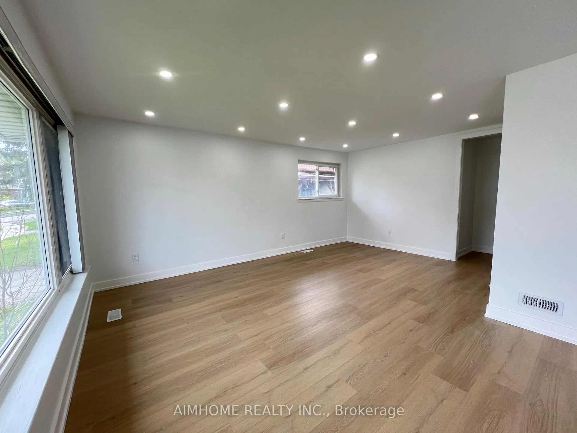 Photo 1 of 22 Denver Place, Scarborough, Woburn — HOMEH
