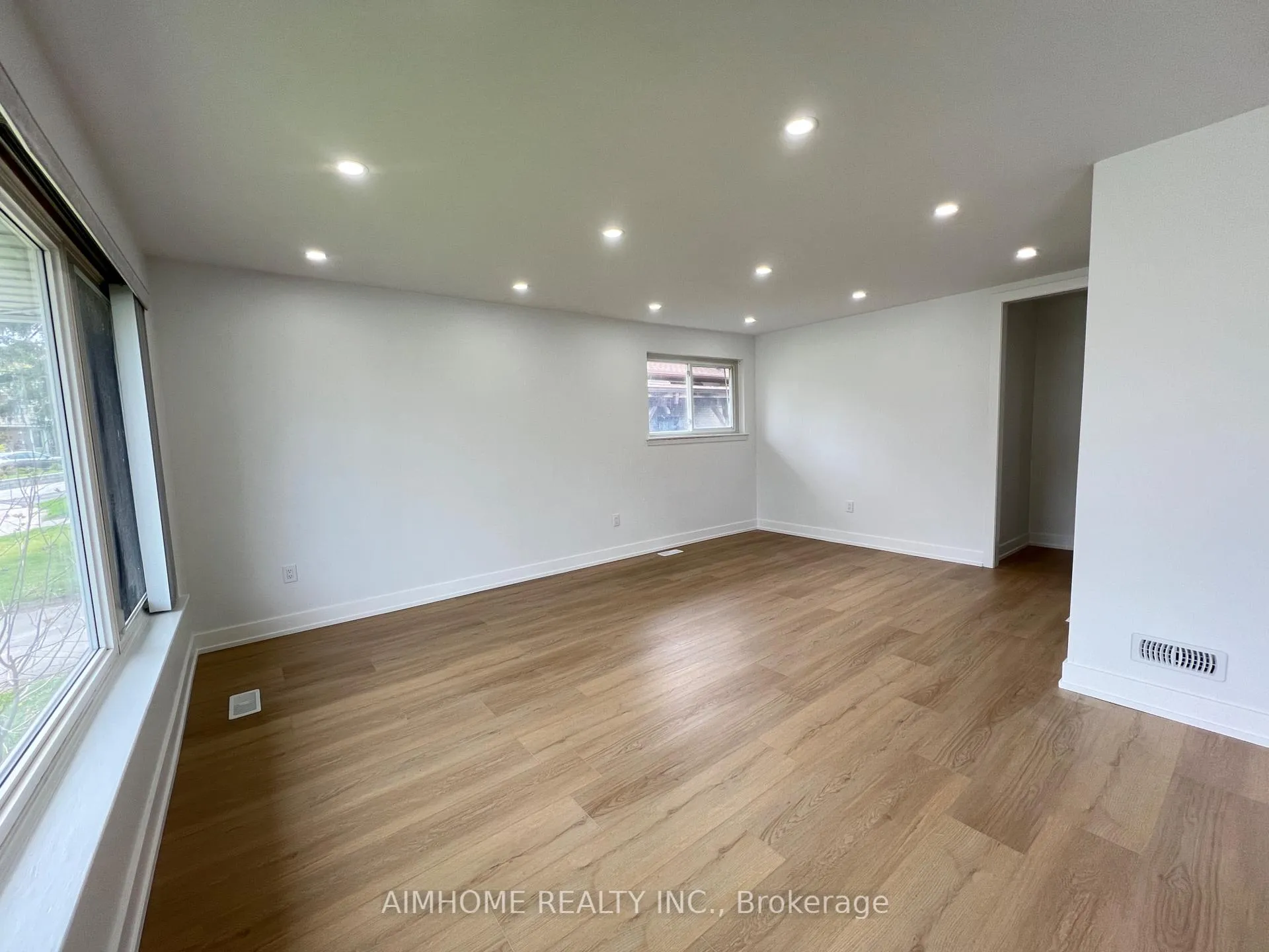 Photo 5 of 22 Denver Place, Scarborough, Woburn — HOMEH