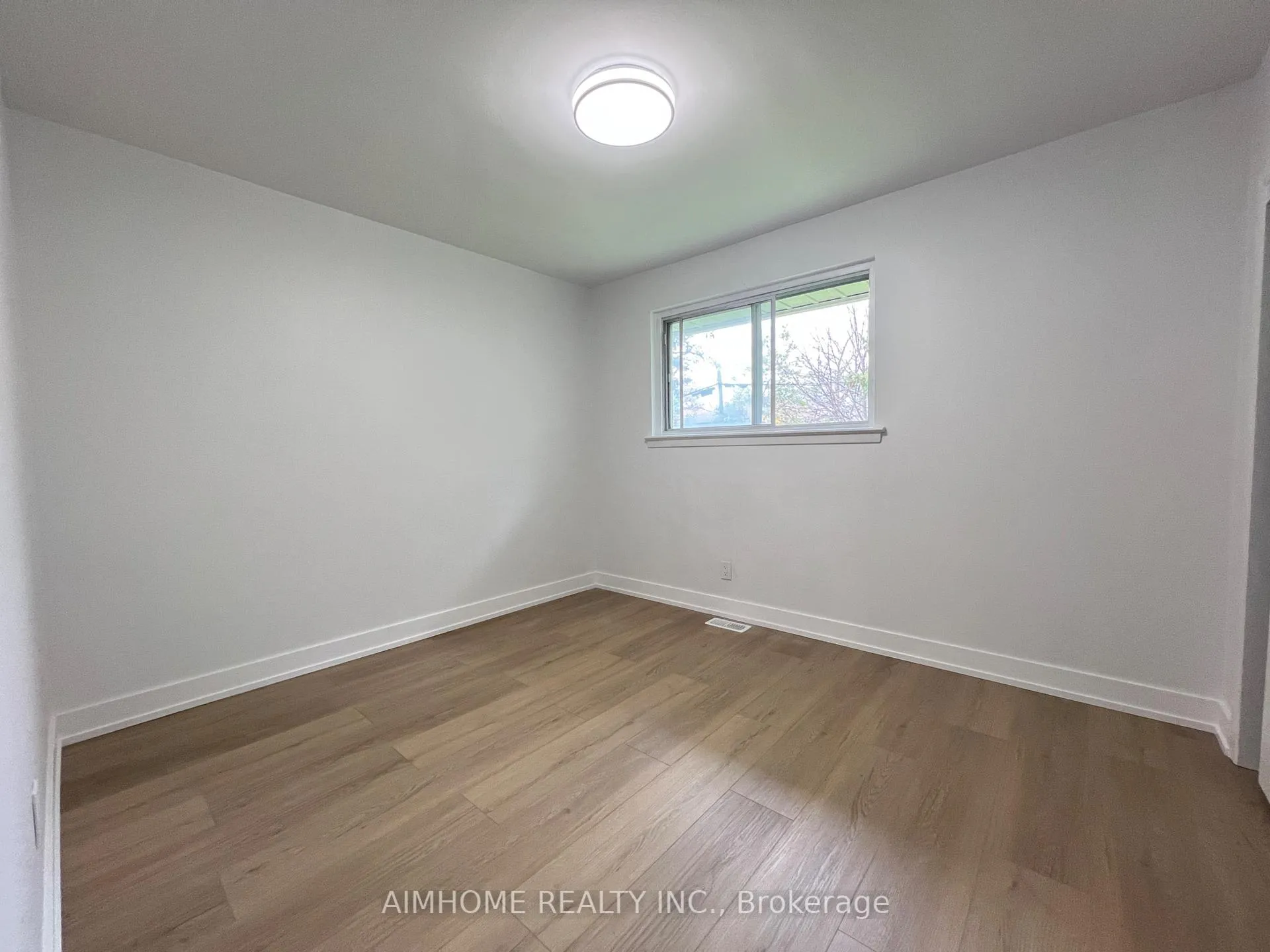 Photo 13 of 22 Denver Place, Scarborough, Woburn — HOMEH