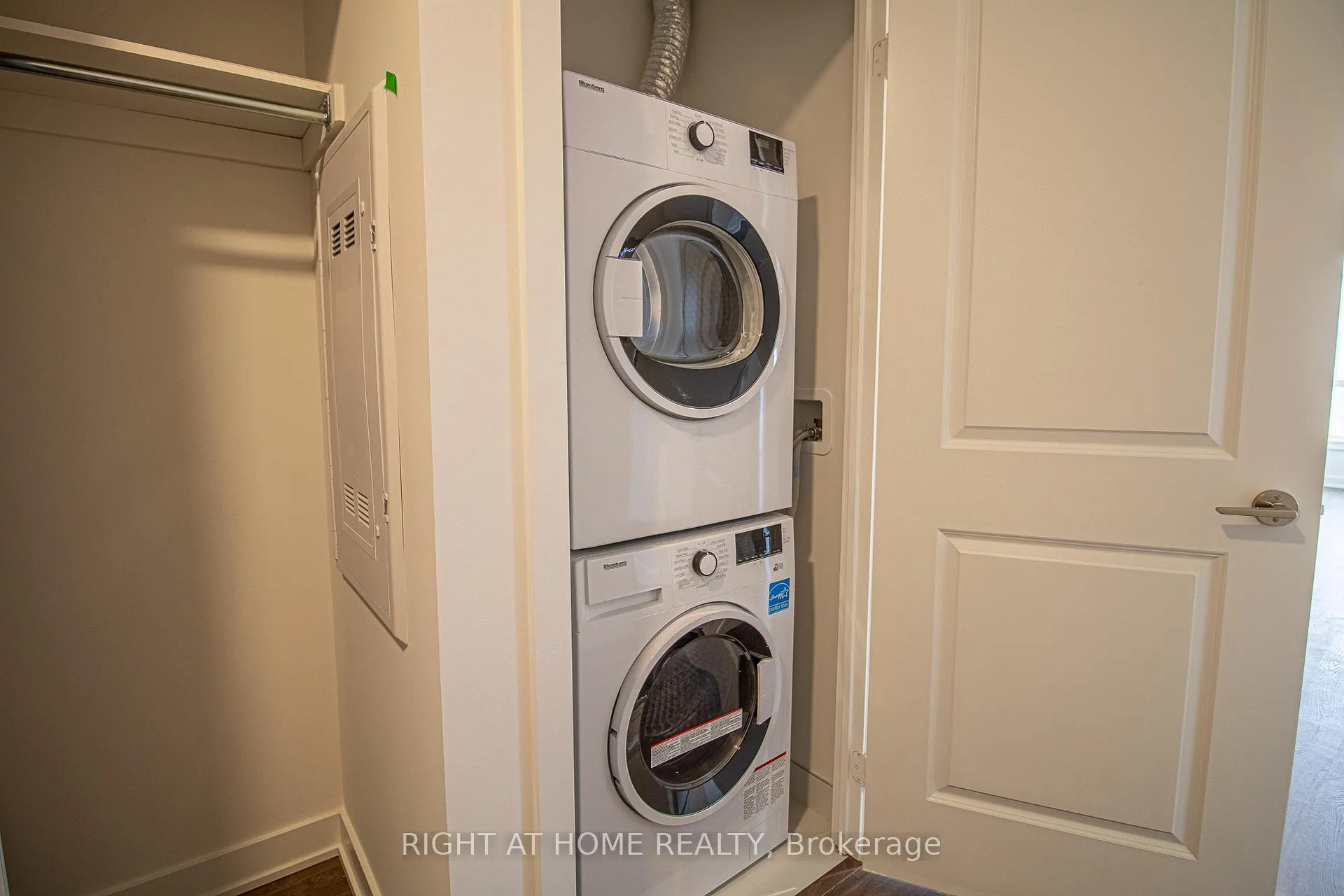 Photo 8 of Unit 2811, 50 Upper Mall Way, Vaughan, Brownridge — HOMEH
