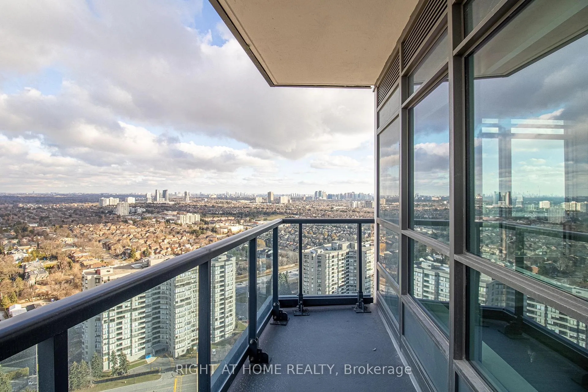 Photo 11 of Unit 2811, 50 Upper Mall Way, Vaughan, Brownridge — HOMEH