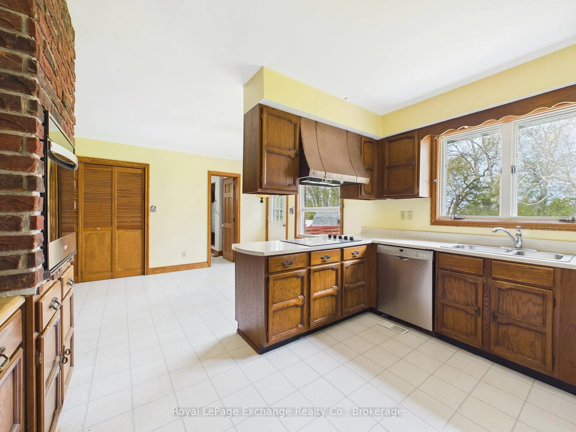 Photo 8 of 96 Penetangore Row, Kincardine — HOMEH