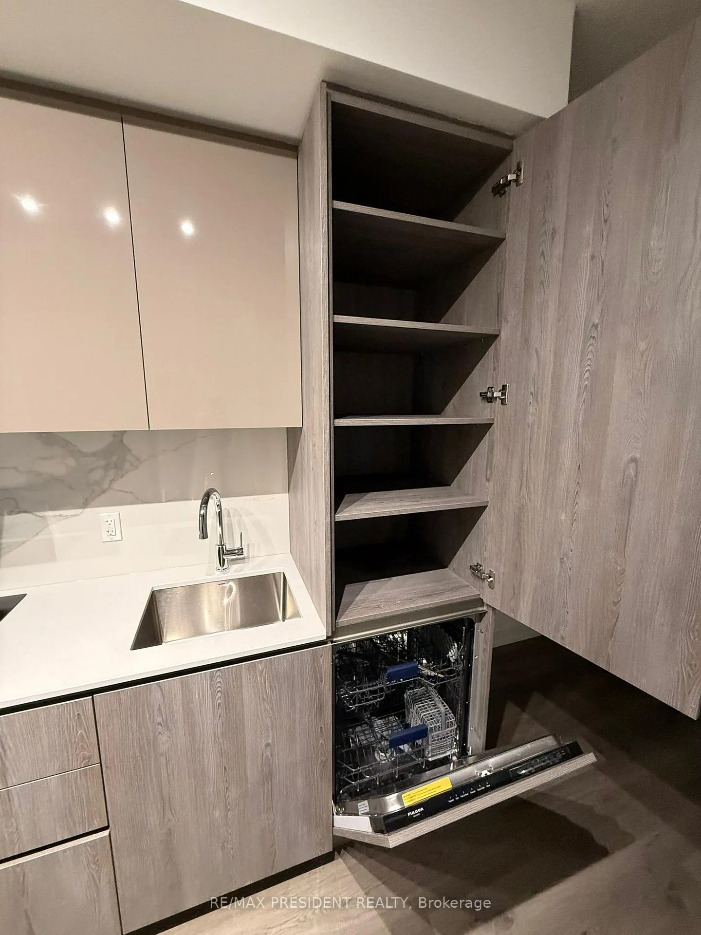 Photo 2 of Unit 3107, 8 Interchange Way, Vaughan, Vaughan Corporate Centre — HOMEH