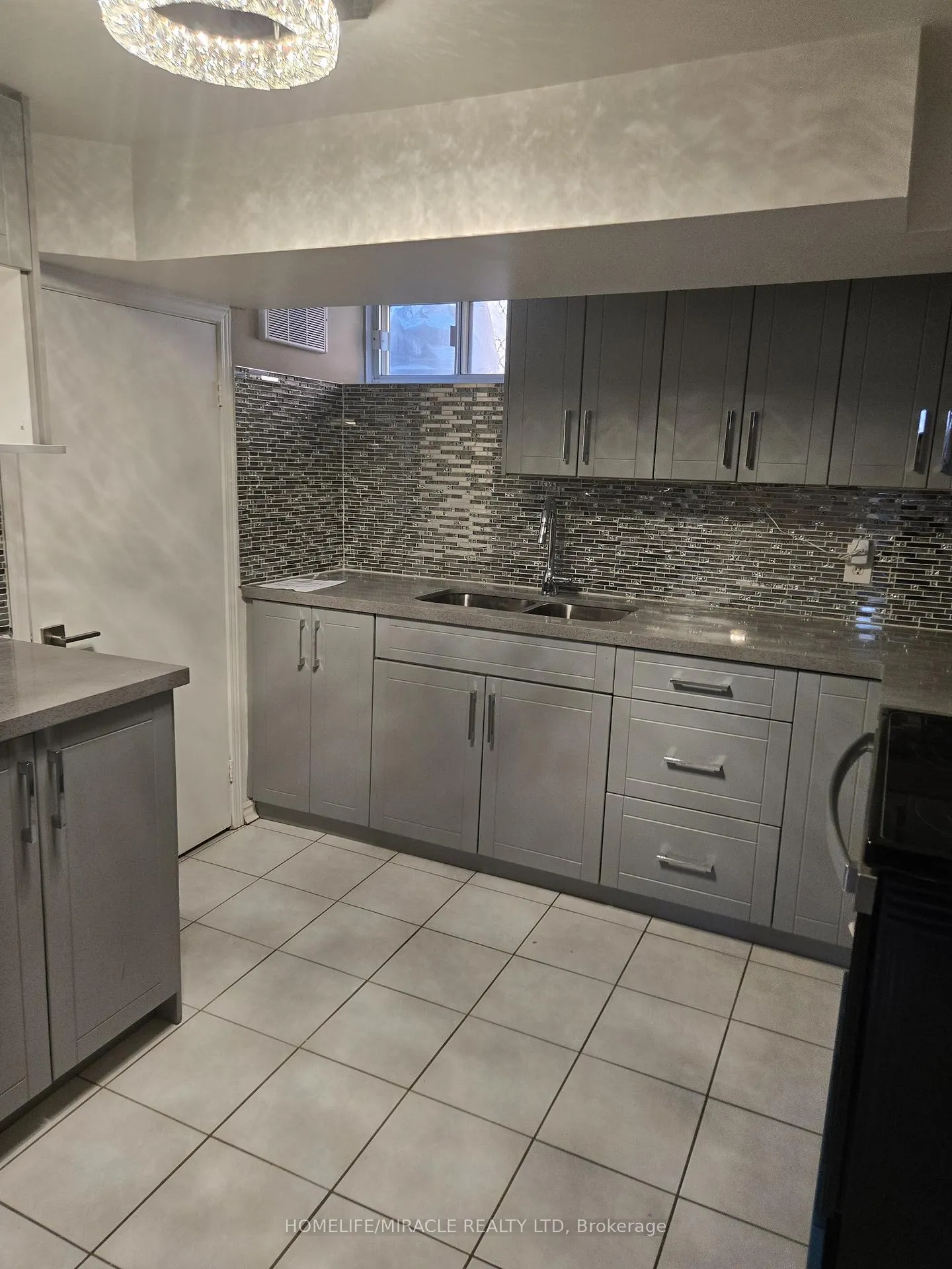 Photo 13 of 25 Chandlier Drive, Scarborough, Woburn — HOMEH