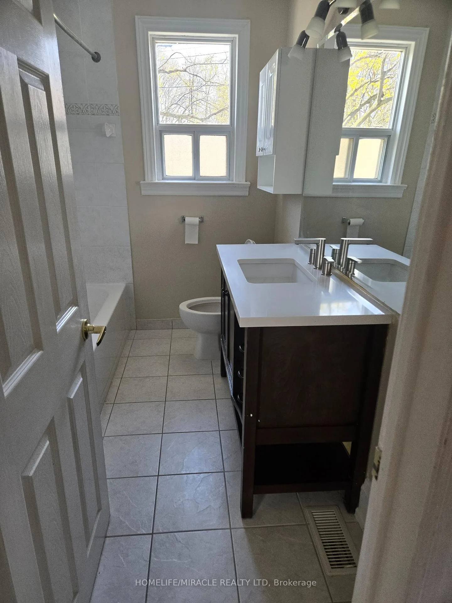 Photo 20 of 25 Chandlier Drive, Scarborough, Woburn — HOMEH