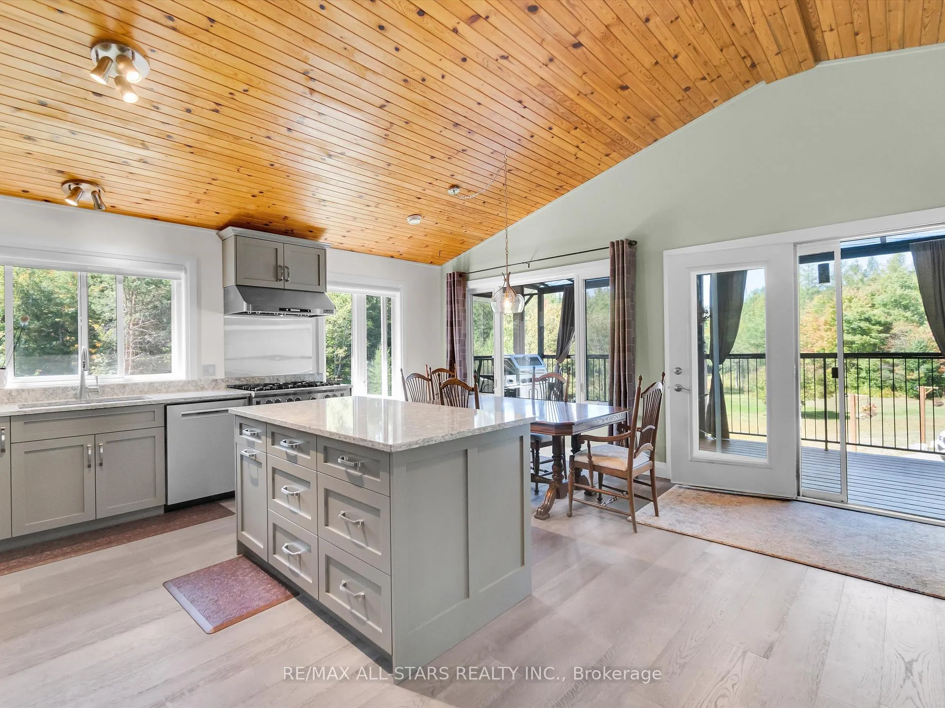 Photo of 1435 Falkenburg Road