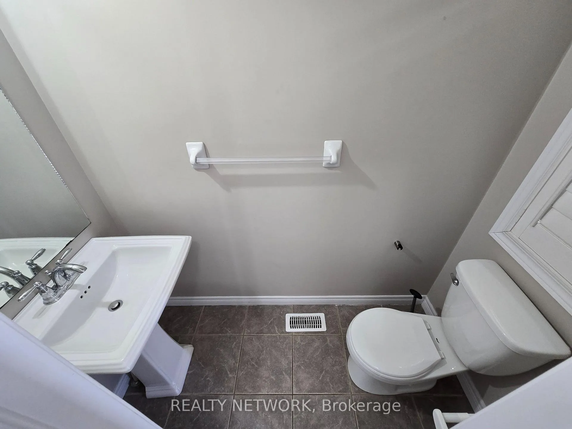Photo 11 of 31 Serenity Lane, Hamilton, Rural Glanbrook — HOMEH