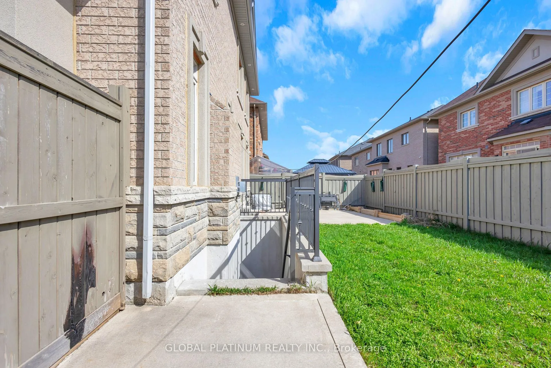 Photo 2 of 291 Remembrance Road, Brampton, Northwest Brampton — HOMEH