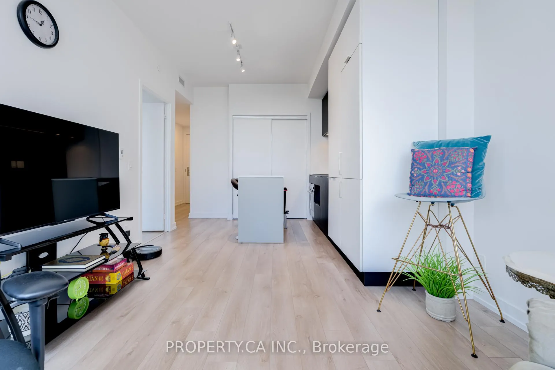 Photo 10 of Unit 719, 33 Helendale Avenue, Toronto, Yonge-Eglinton — HOMEH