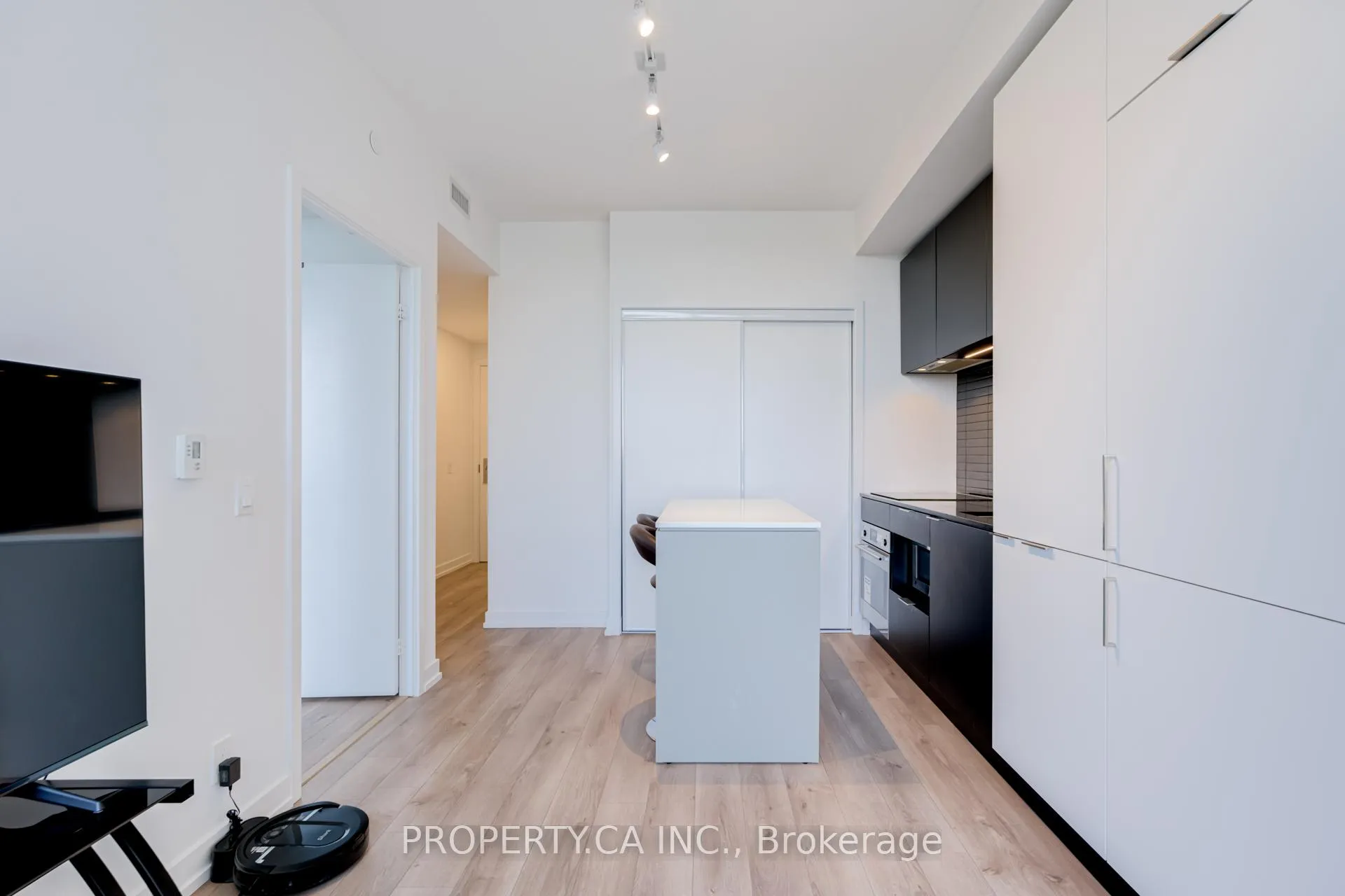 Photo 12 of Unit 719, 33 Helendale Avenue, Toronto, Yonge-Eglinton — HOMEH