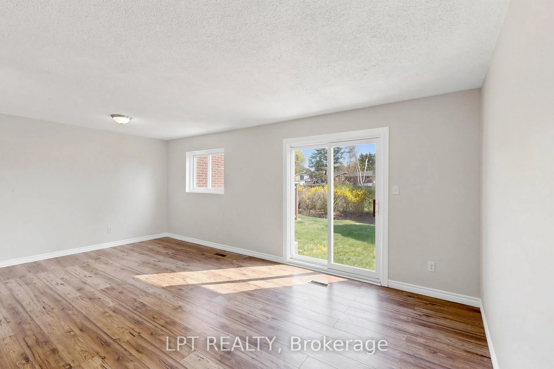 Photo 7 of Unit 32, 1055 Central Pk Boulevard N, Oshawa, Centennial — HOMEH