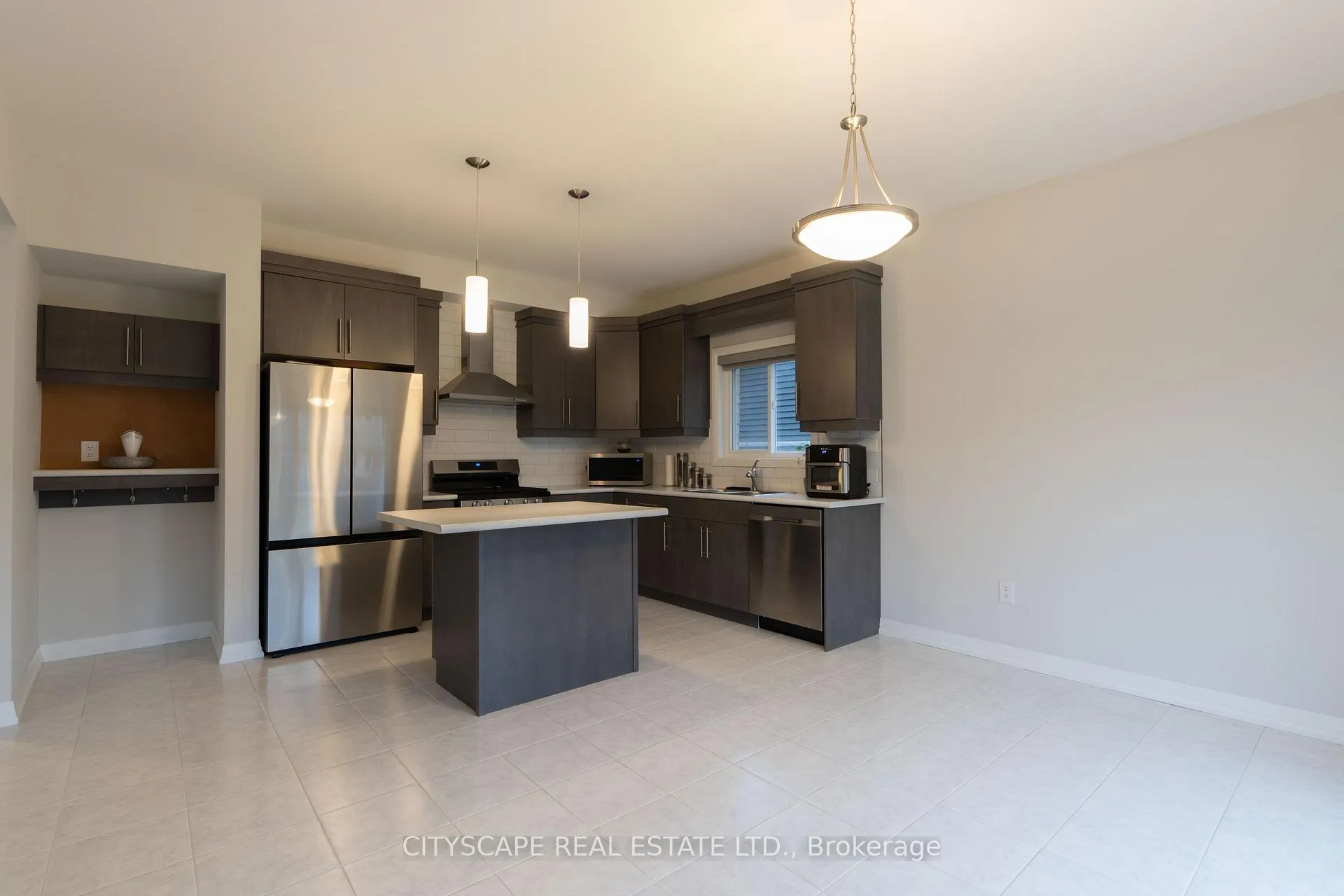 Photo 5 of 9259 White Oak Avenue, Niagara Falls, Lyons Creek — HOMEH