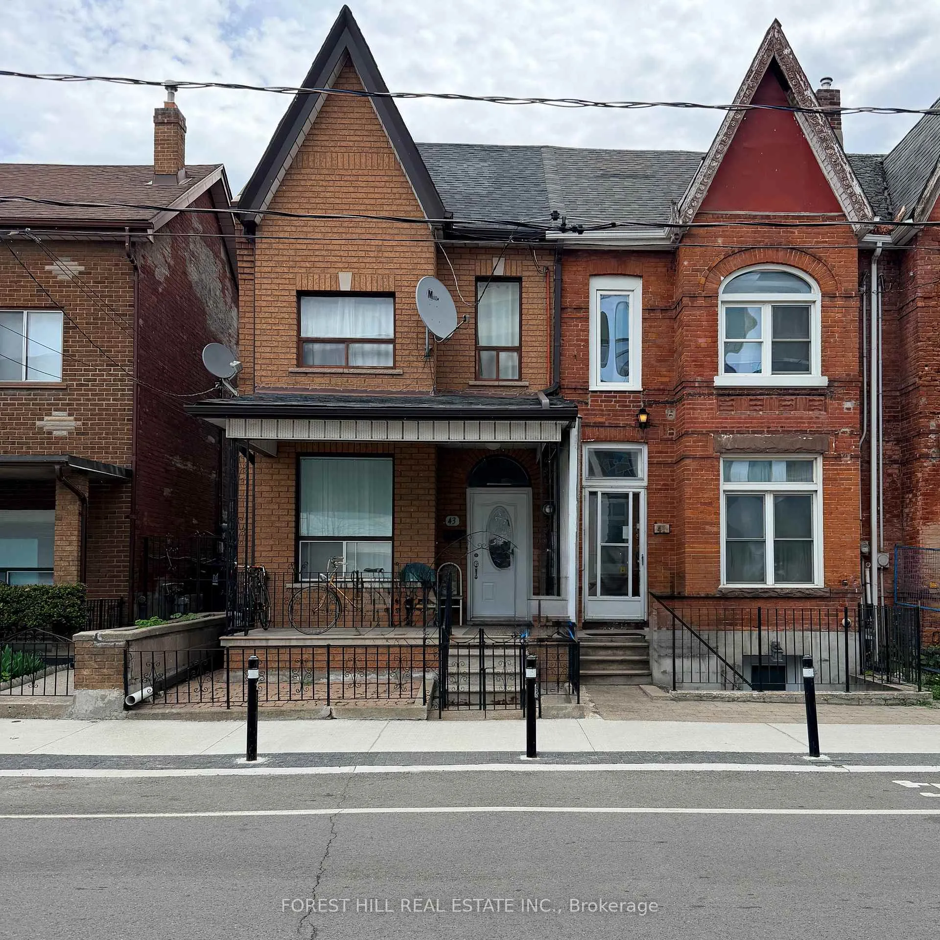 Front of Unit #Lower, 41 Gladstone Avenue