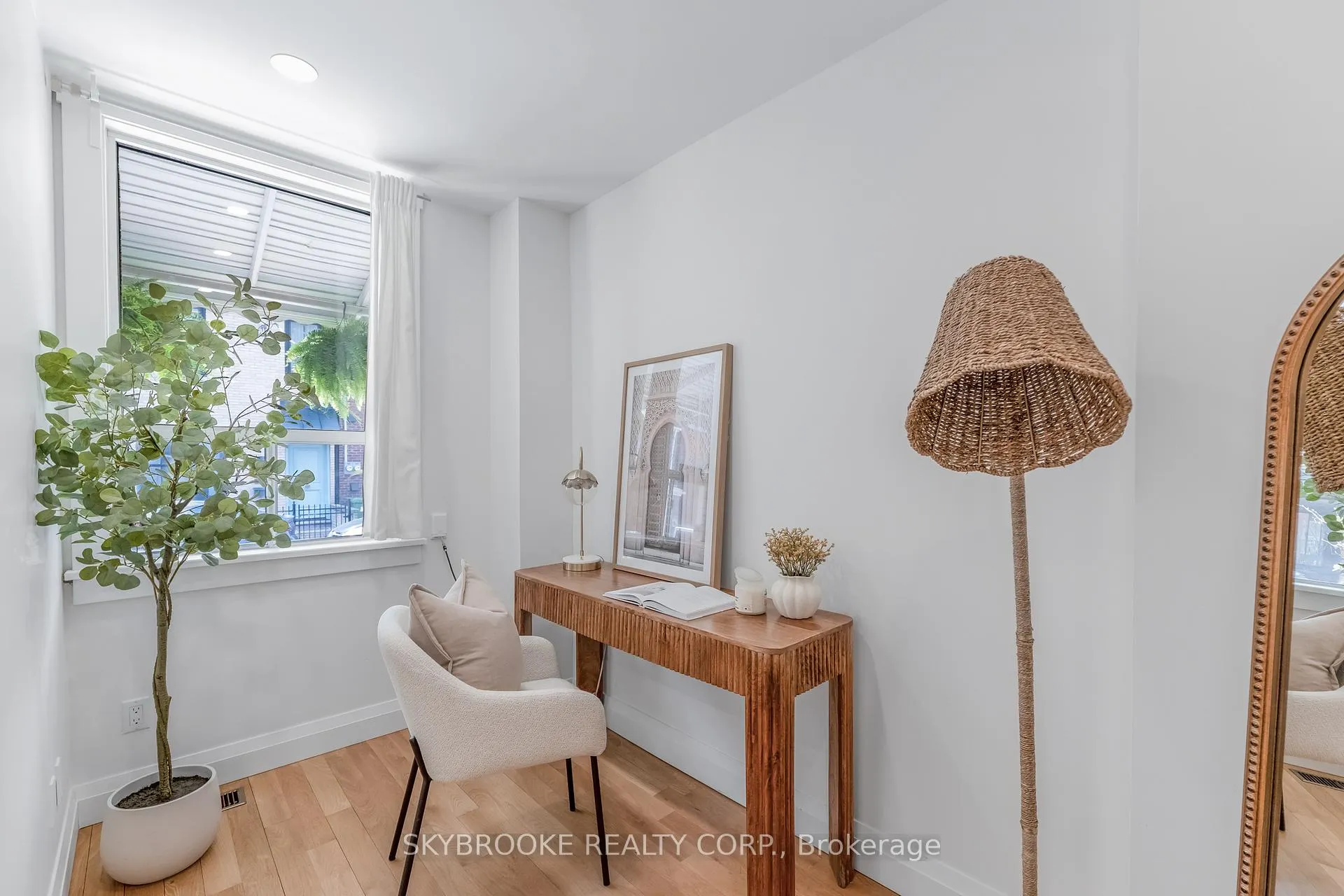 Photo 3 of 14 Whitaker Avenue, Toronto, Niagara — HOMEH