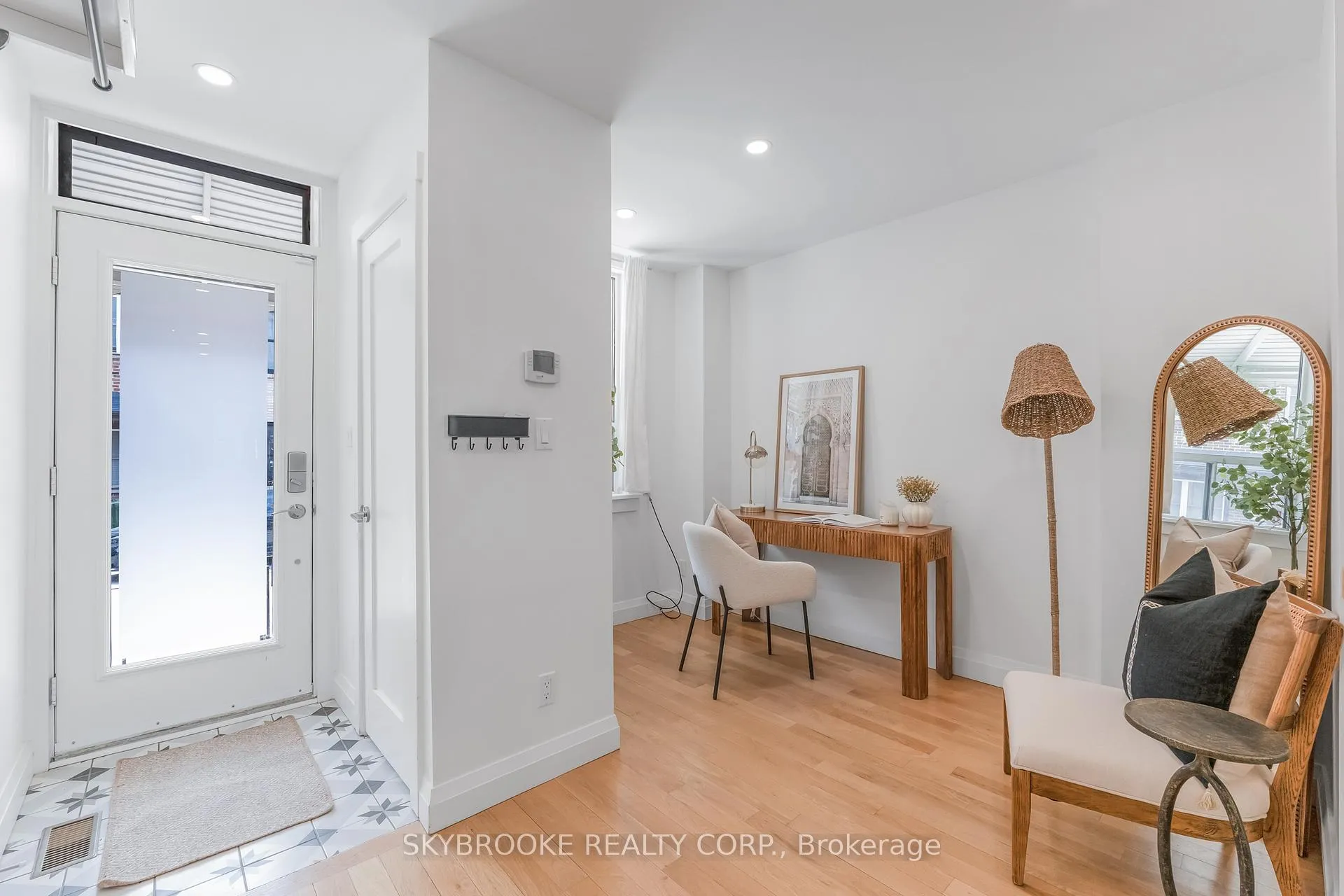 Photo 4 of 14 Whitaker Avenue, Toronto, Niagara — HOMEH