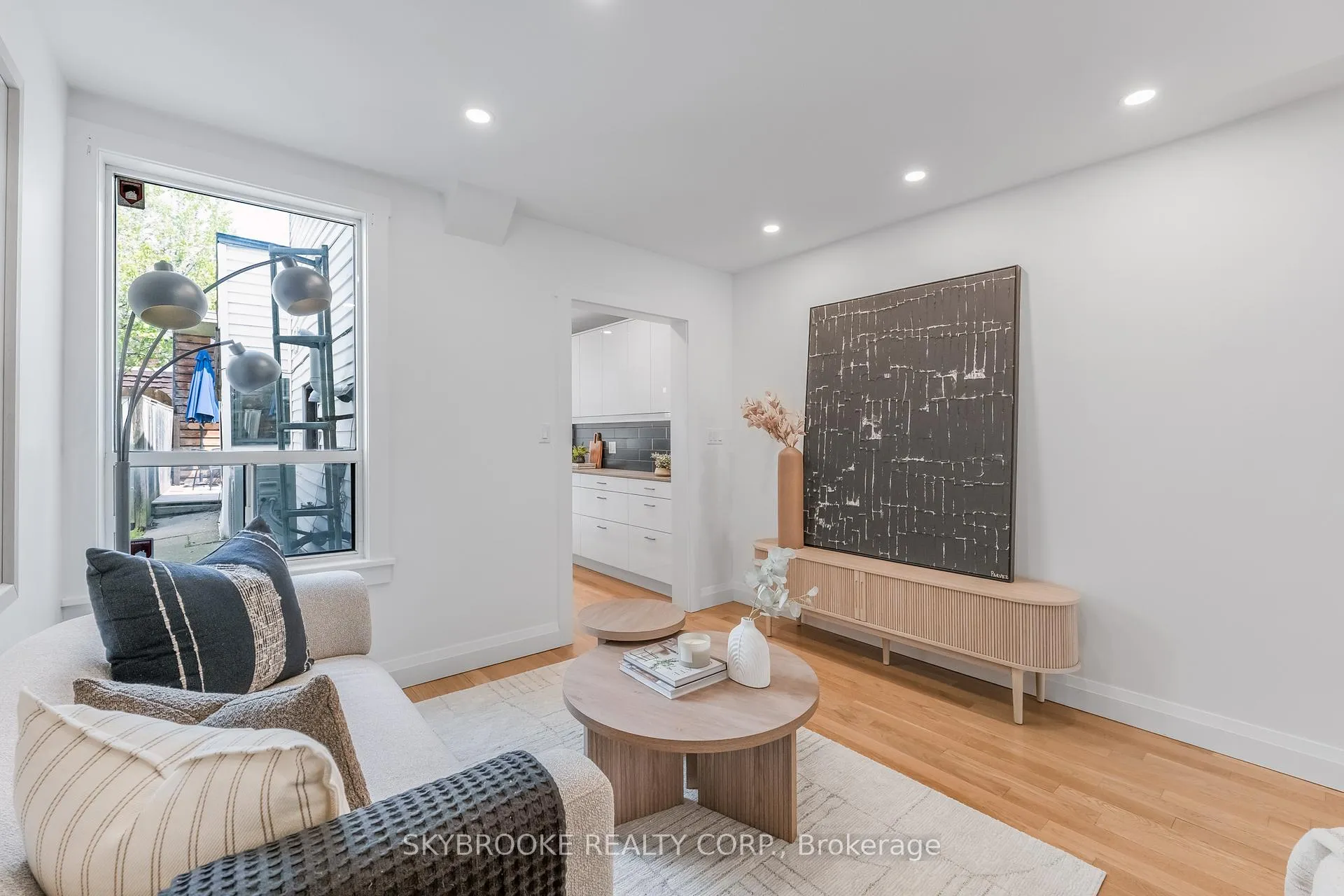 Photo 7 of 14 Whitaker Avenue, Toronto, Niagara — HOMEH