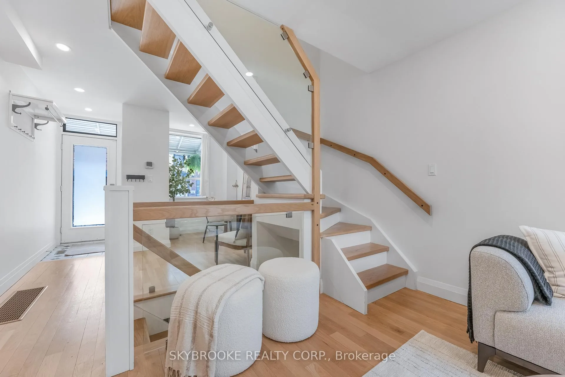 Photo 8 of 14 Whitaker Avenue, Toronto, Niagara — HOMEH