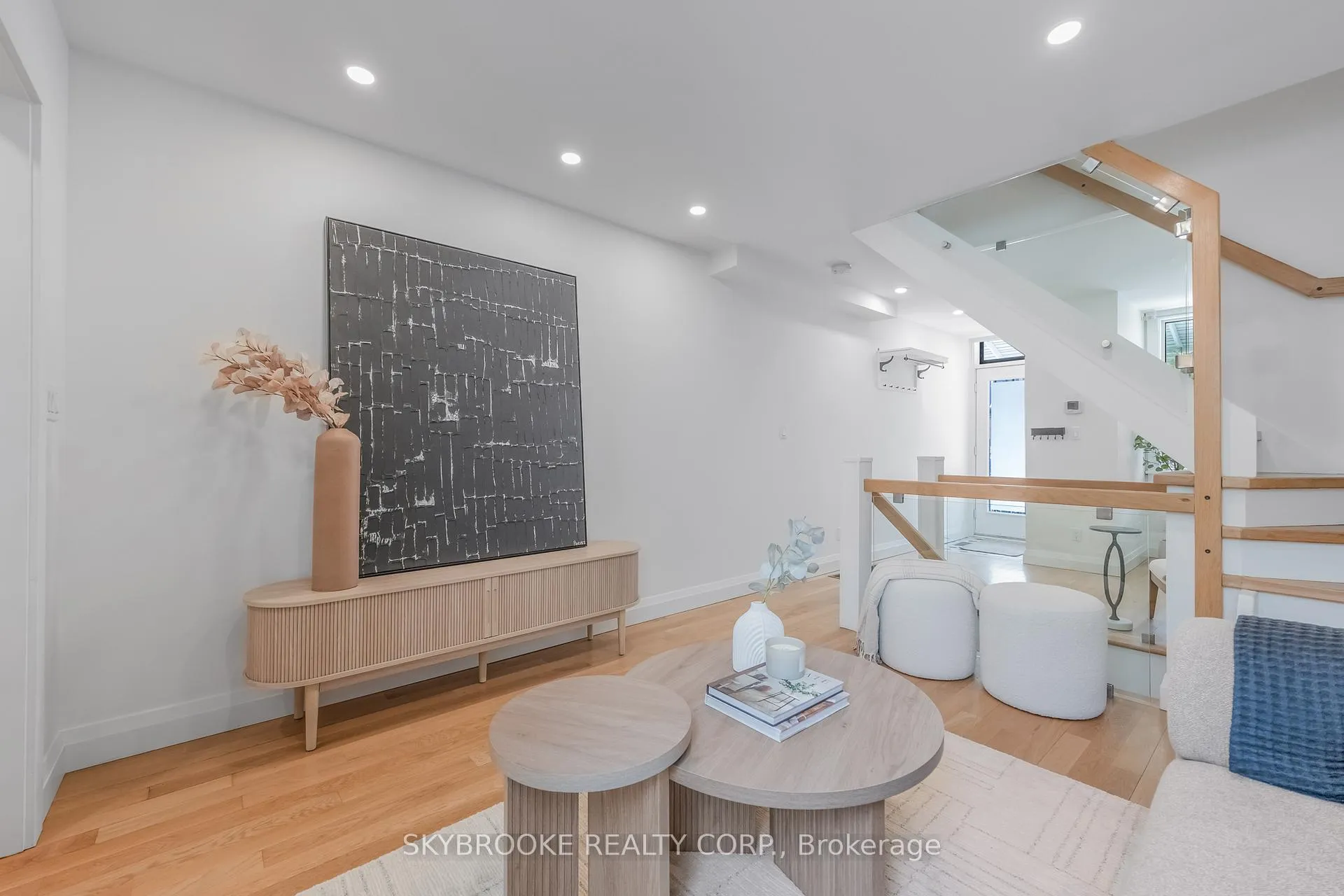 Photo 9 of 14 Whitaker Avenue, Toronto, Niagara — HOMEH