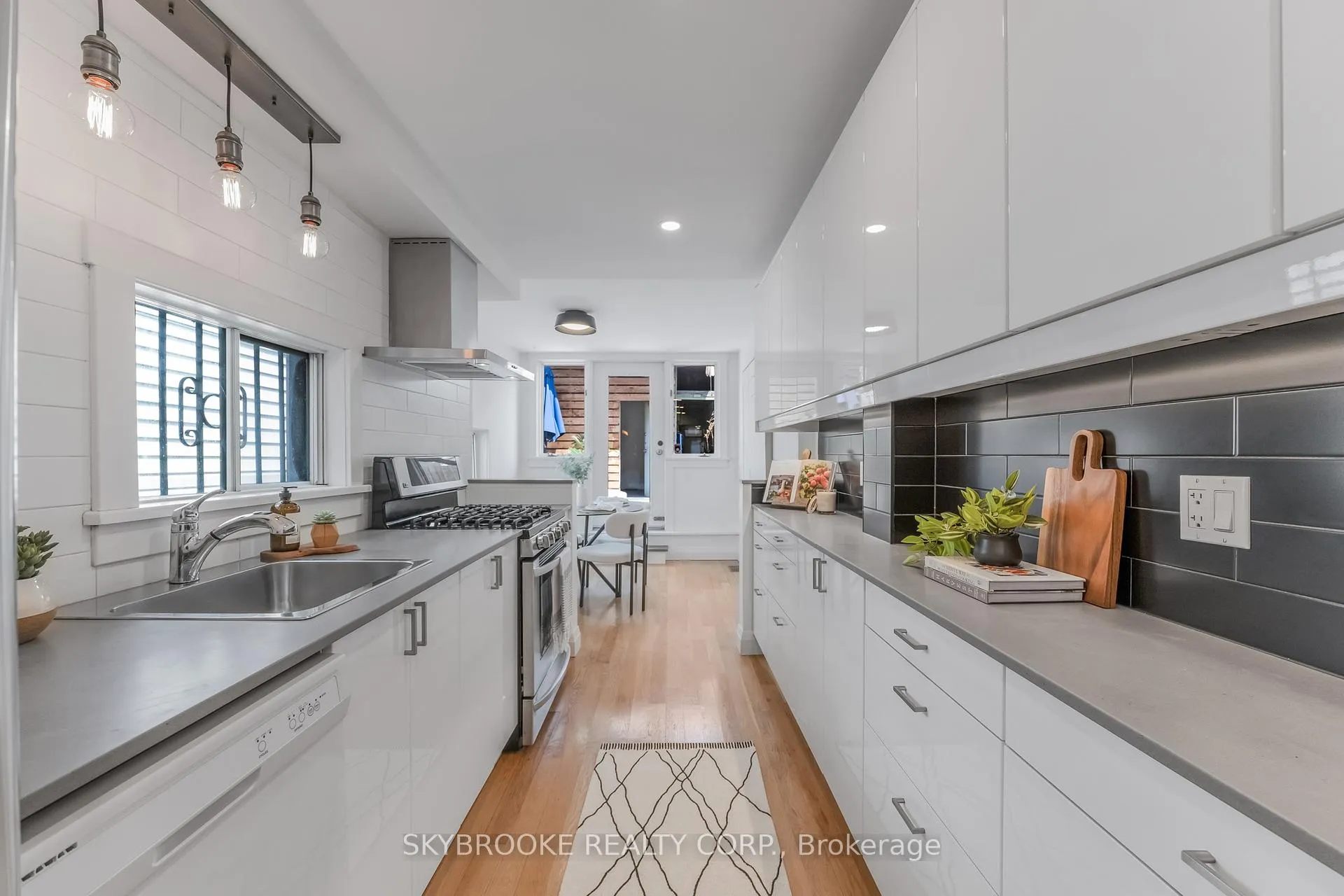 Photo 10 of 14 Whitaker Avenue, Toronto, Niagara — HOMEH