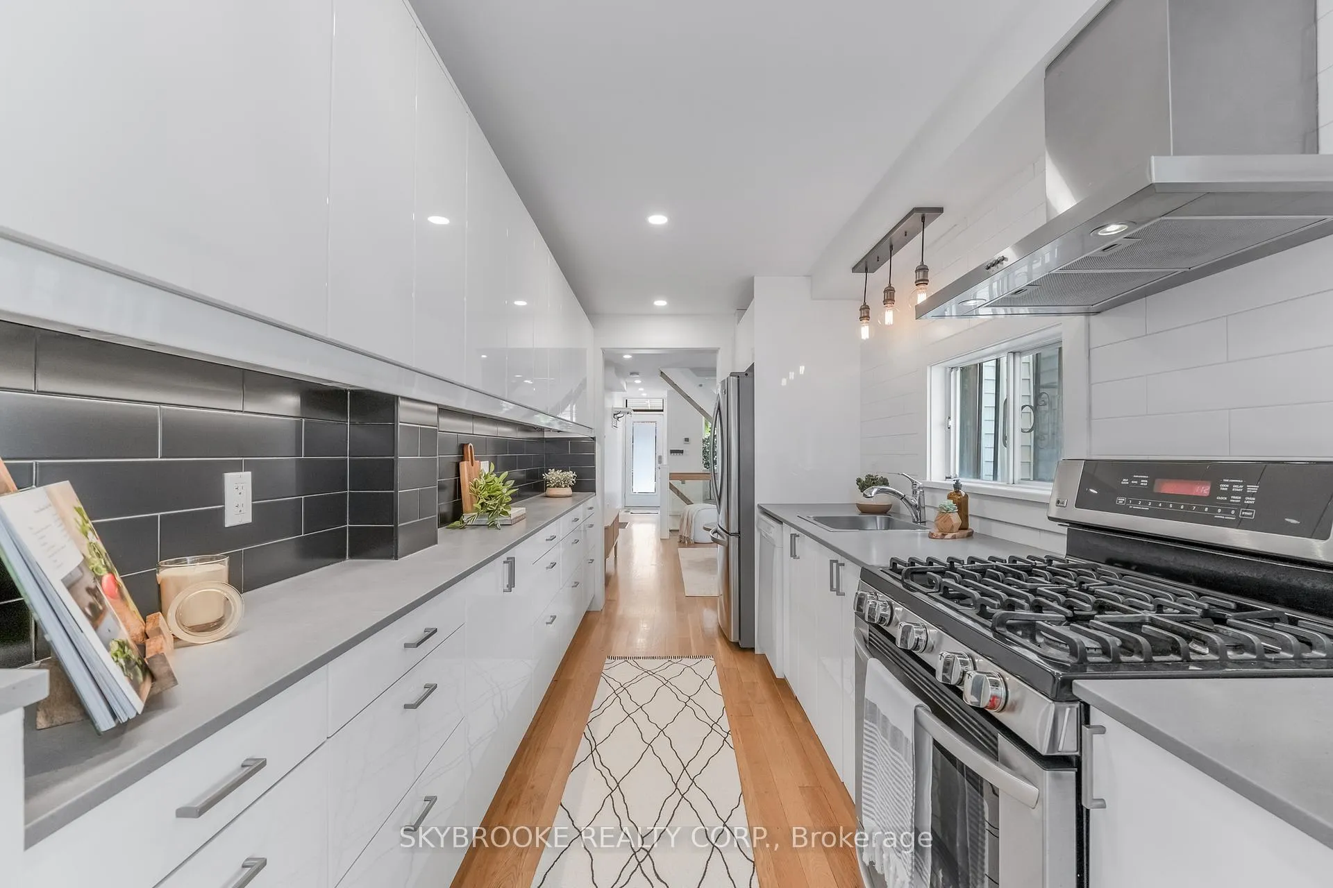 Photo 11 of 14 Whitaker Avenue, Toronto, Niagara — HOMEH