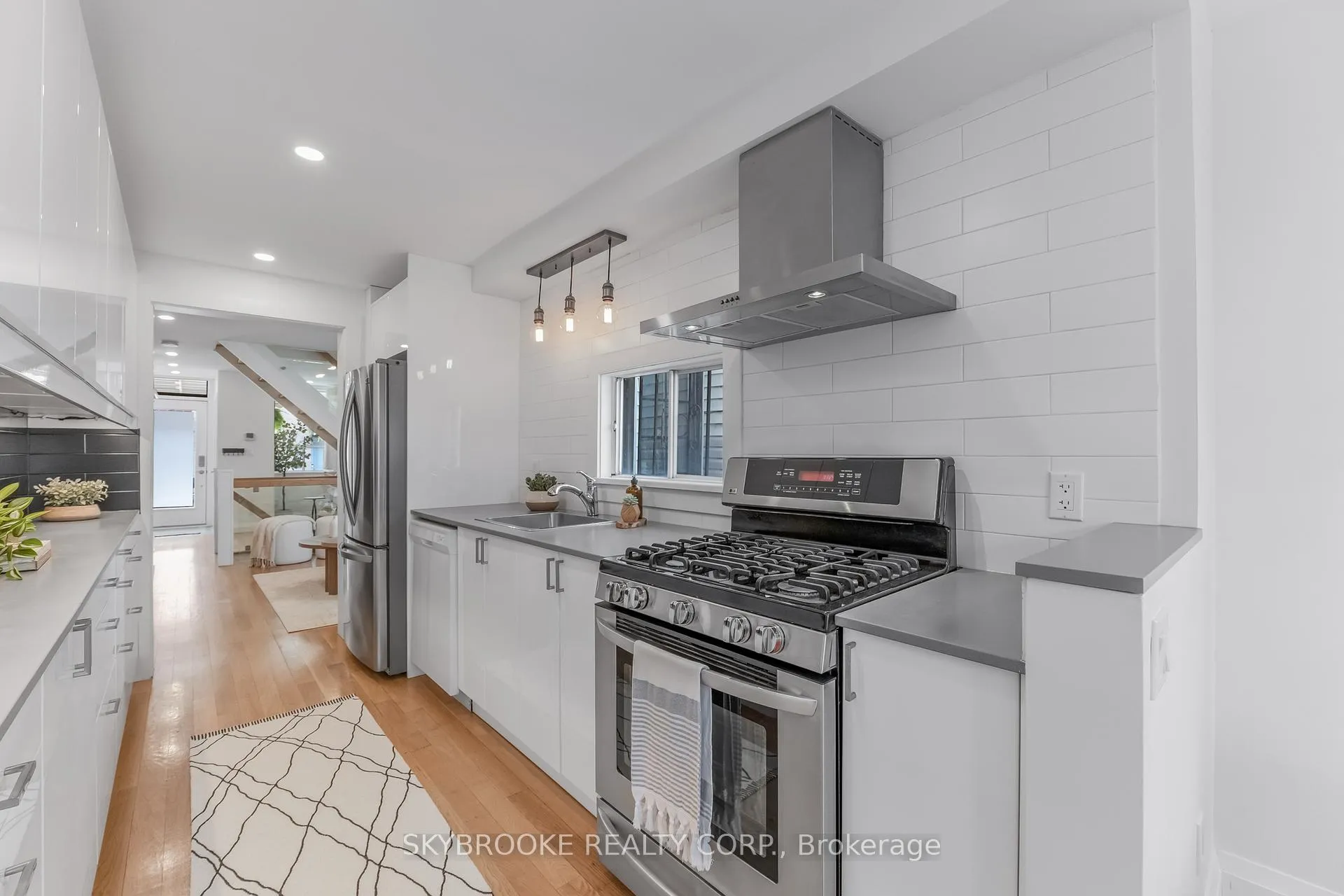 Photo 12 of 14 Whitaker Avenue, Toronto, Niagara — HOMEH