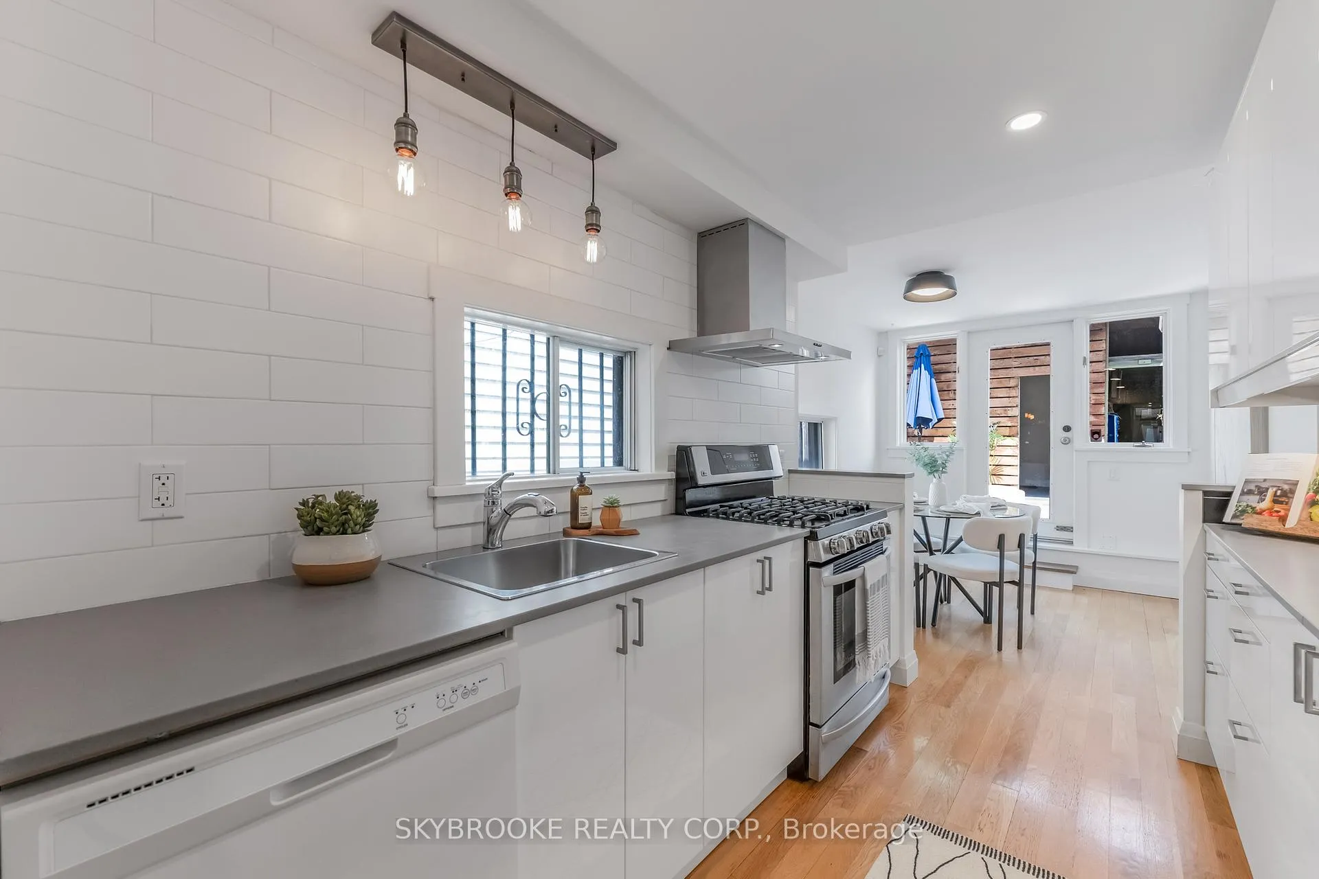 Photo 13 of 14 Whitaker Avenue, Toronto, Niagara — HOMEH