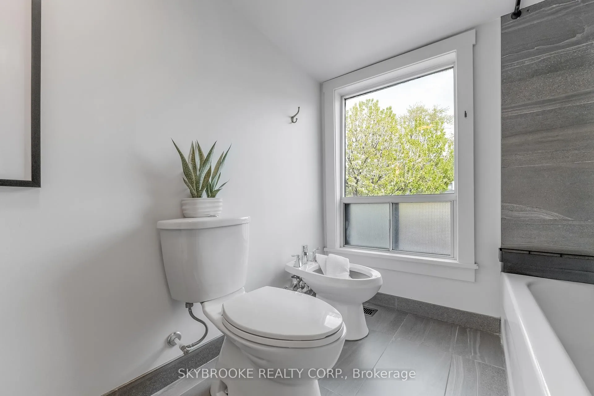 Photo 24 of 14 Whitaker Avenue, Toronto, Niagara — HOMEH