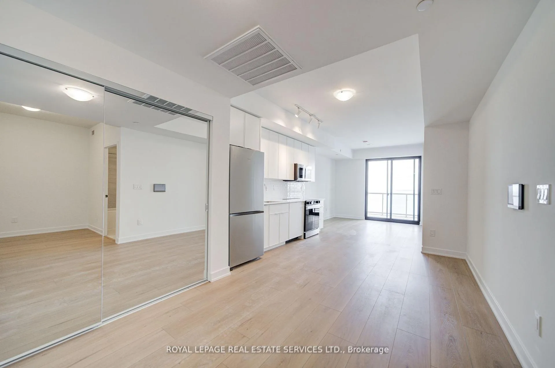 Photo 6 of Unit 1406, 2075 Lakeshore Road, Burlington, Brant — HOMEH