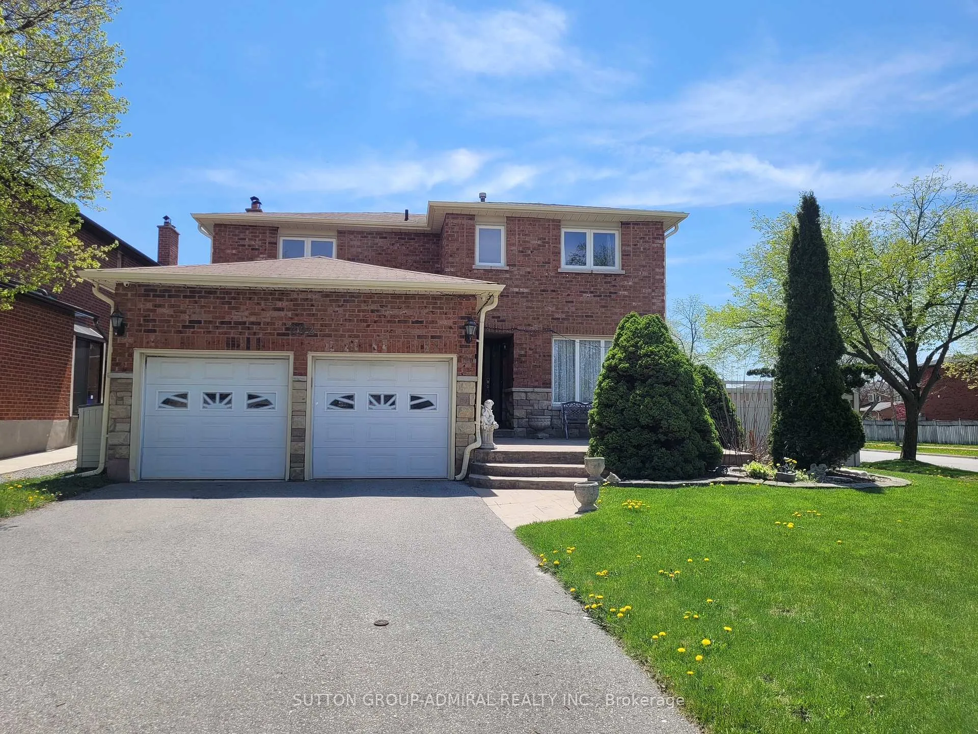 Front of 292 Ridgefield Crescent