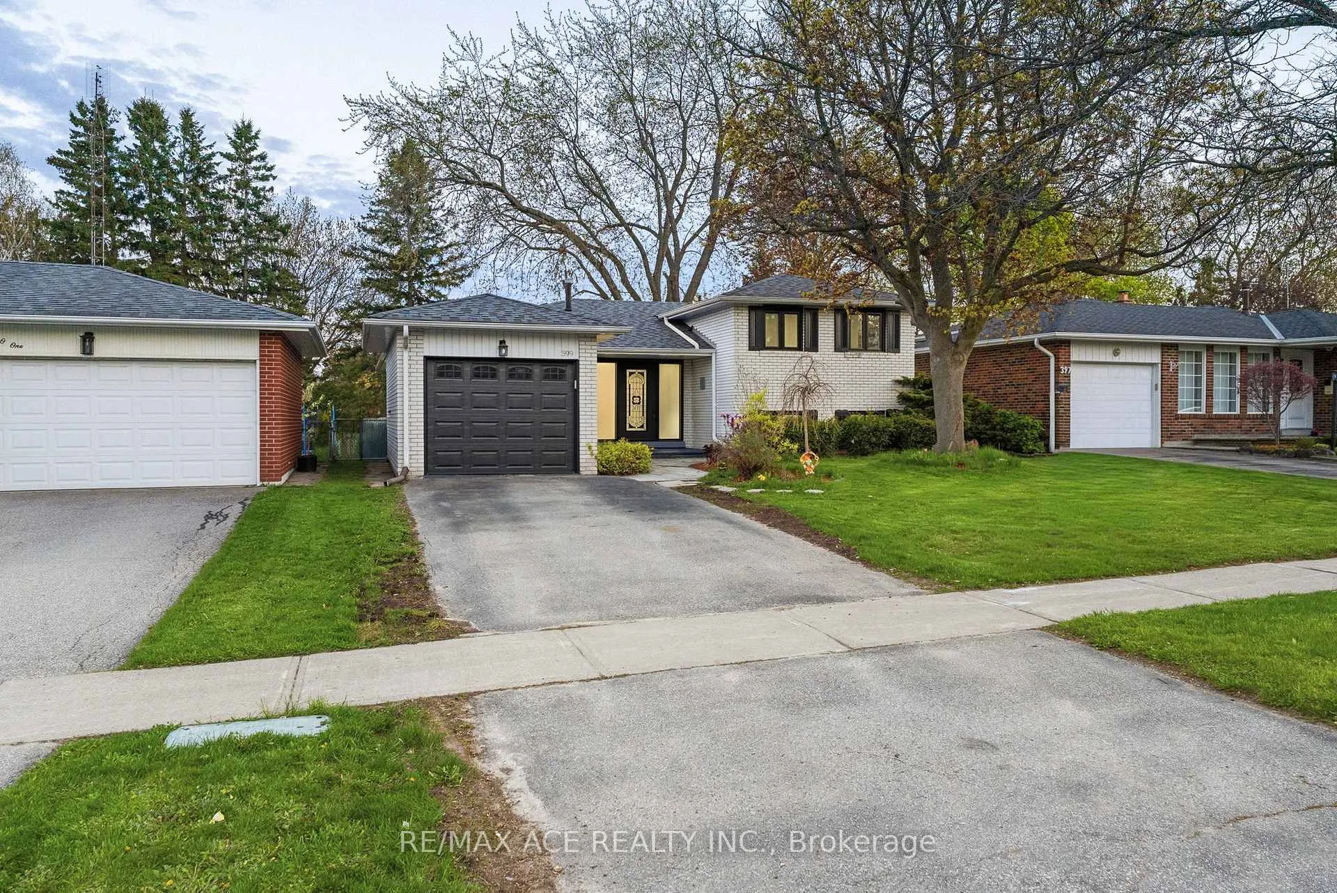 Photo 3 of 399 Lawson Road, Scarborough, Centennial Scarborough — HOMEH