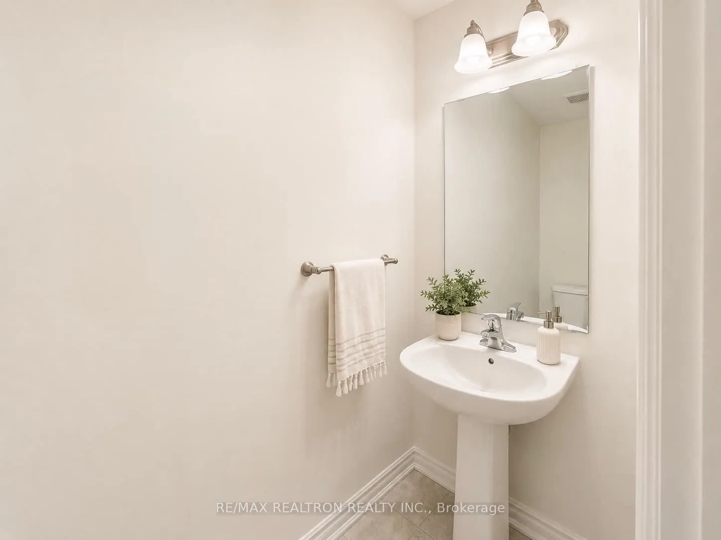 Photo 5 of 8 Thomas Frisby Jr Crescent, Markham, Victoria Square — HOMEH