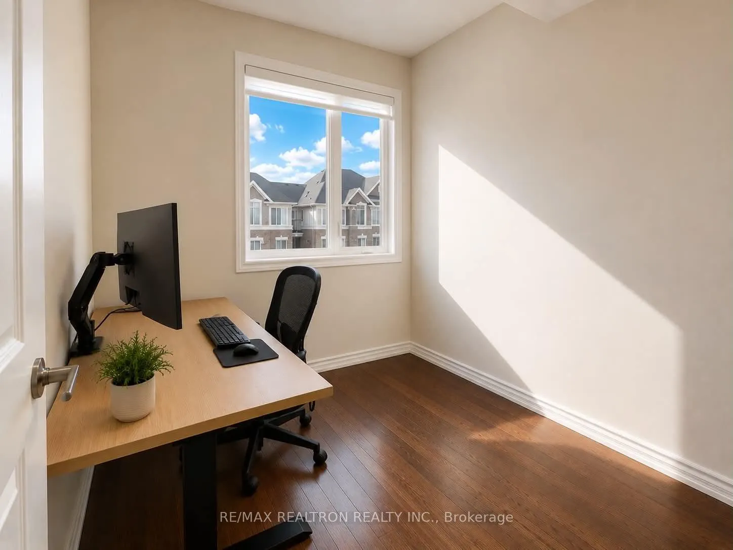 Photo 7 of 8 Thomas Frisby Jr Crescent, Markham, Victoria Square — HOMEH