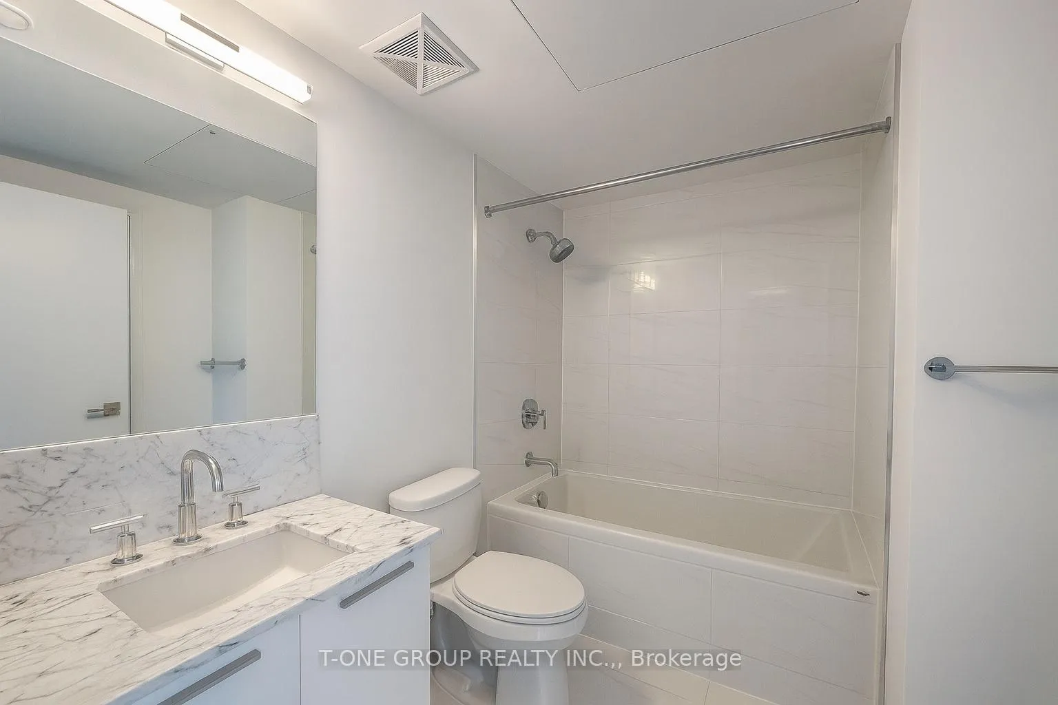 Photo 4 of Unit 2511, 3 Gloucester Street, Toronto, Church-Yonge Corridor — HOMEH