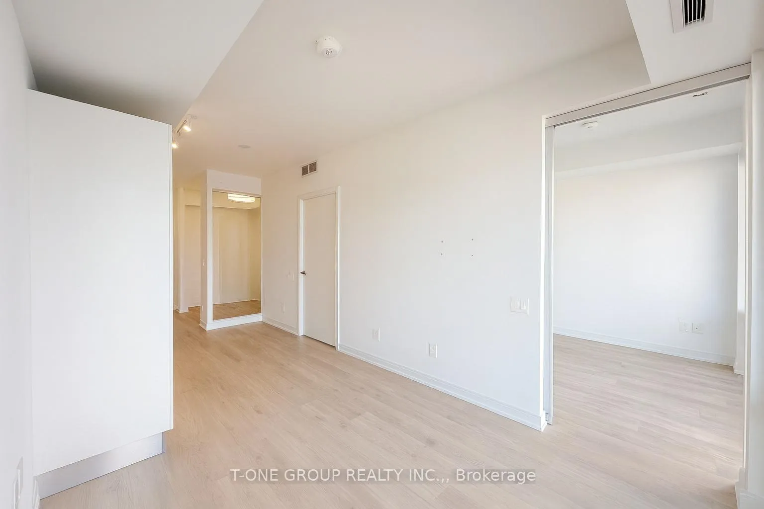 Photo 5 of Unit 2511, 3 Gloucester Street, Toronto, Church-Yonge Corridor — HOMEH