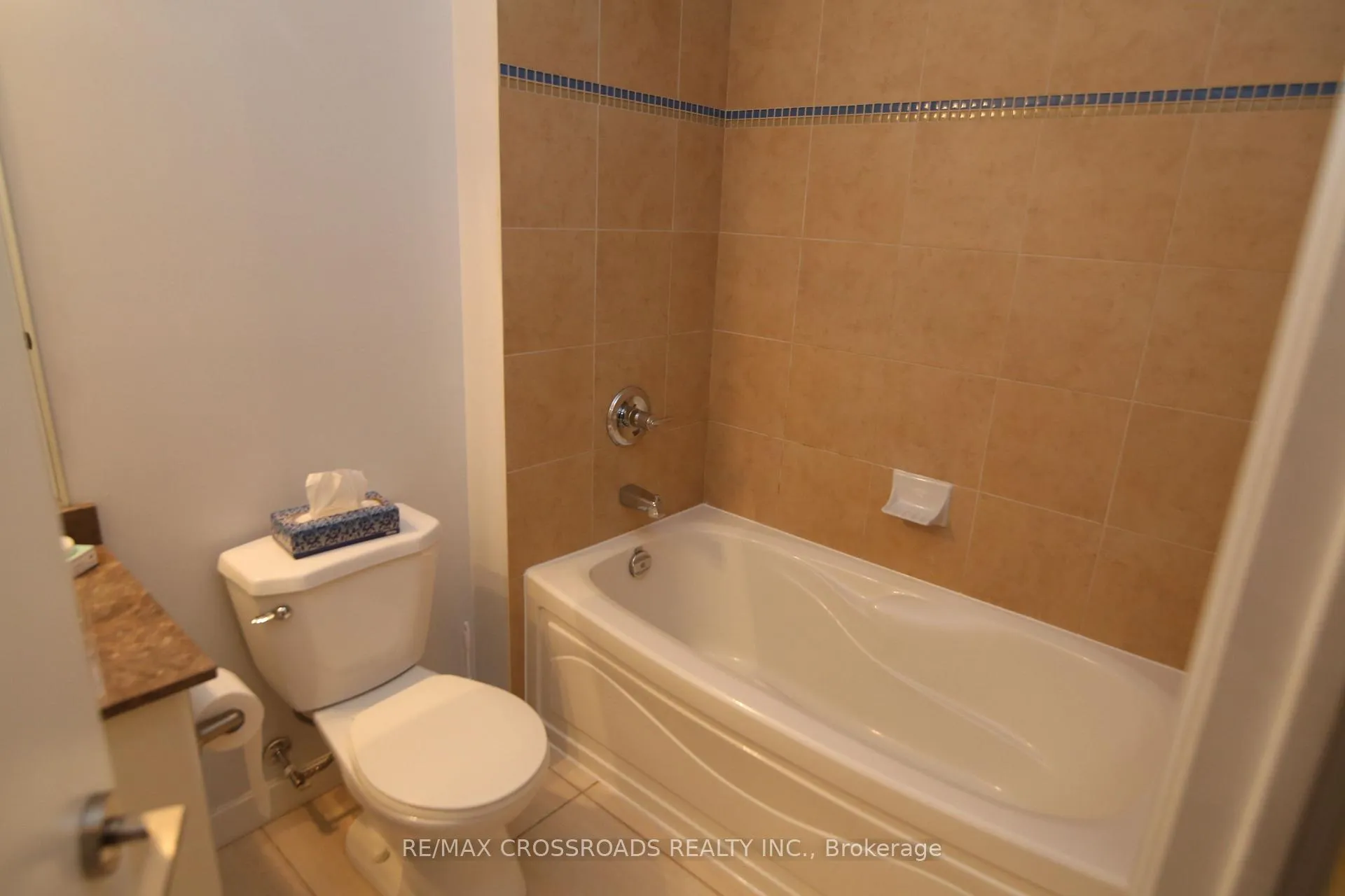 Photo 11 of Unit 401, 18 Harbour Street, Toronto, Waterfront Communities — HOMEH