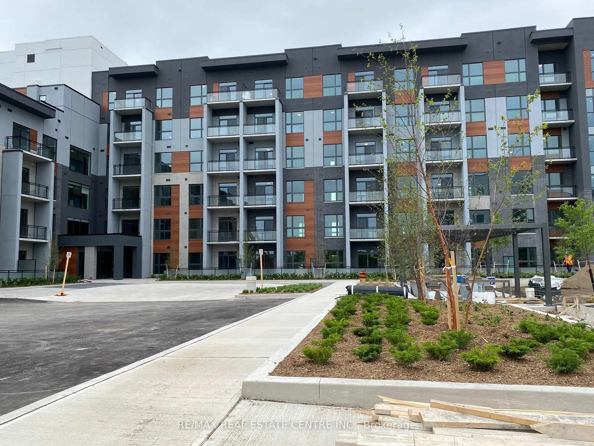Photo 1 of Unit 228, 95 Dundas Street W, Oakville, Glenorchy — HOMEH