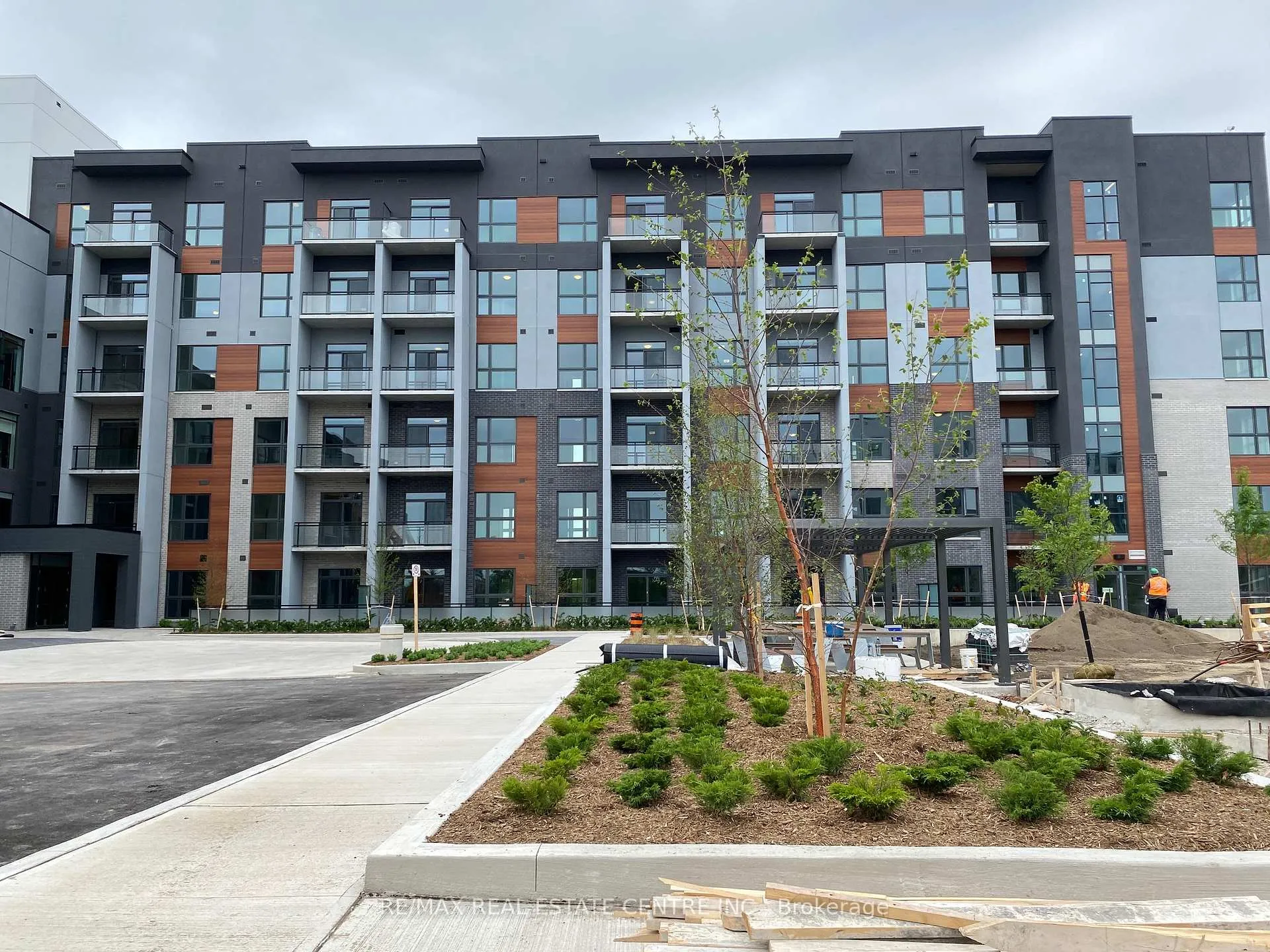 Photo 2 of Unit 228, 95 Dundas Street W, Oakville, Glenorchy — HOMEH