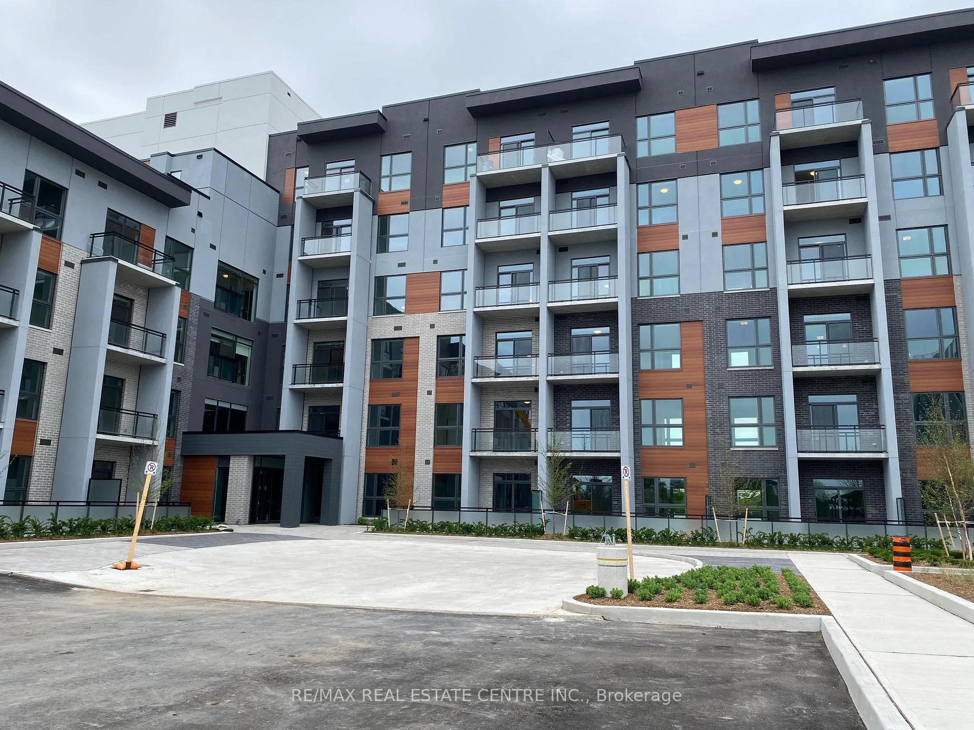 Photo 3 of Unit 228, 95 Dundas Street W, Oakville, Glenorchy — HOMEH