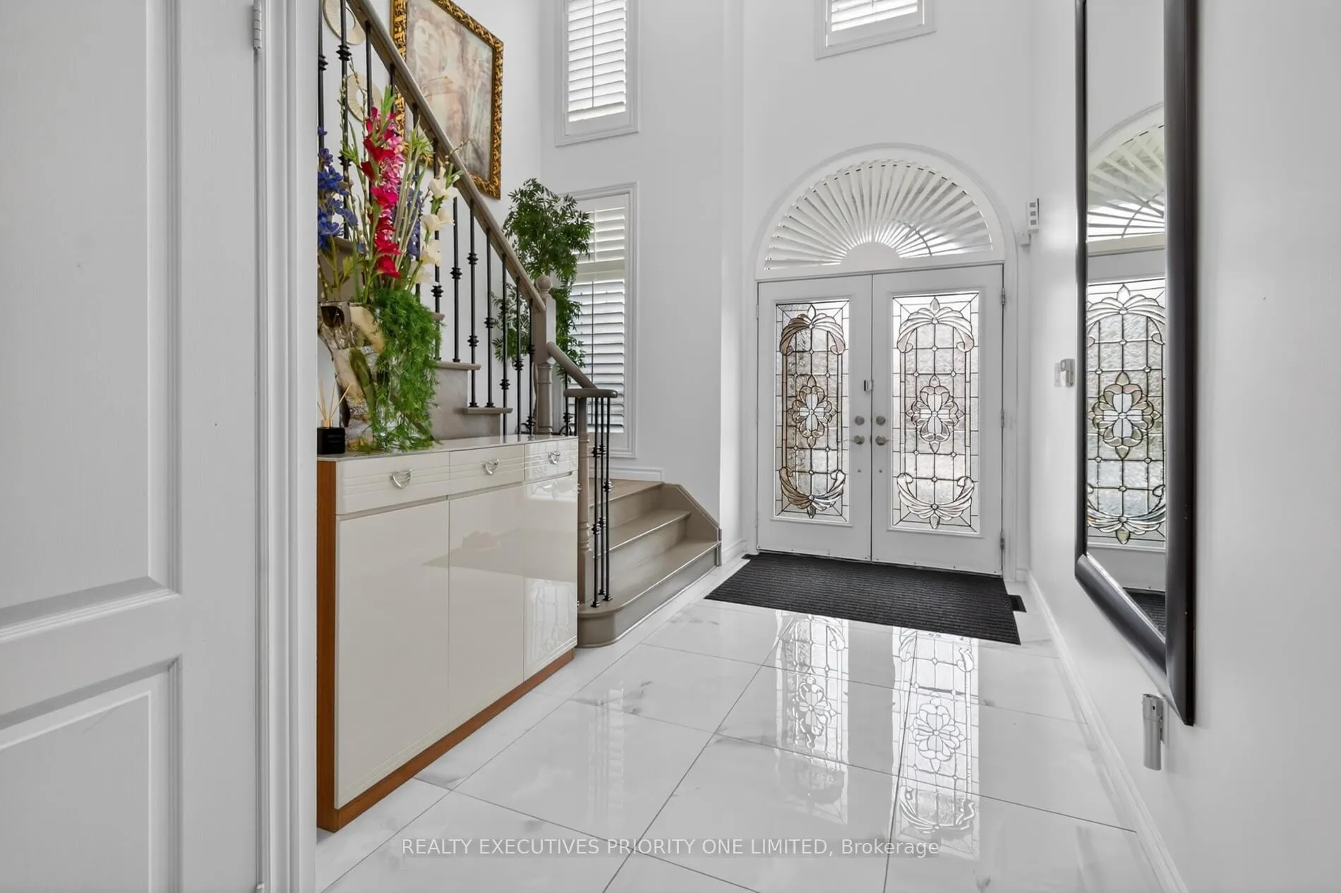 Photo 3 of 130 Greenview Circle, Vaughan, Rural Vaughan — HOMEH