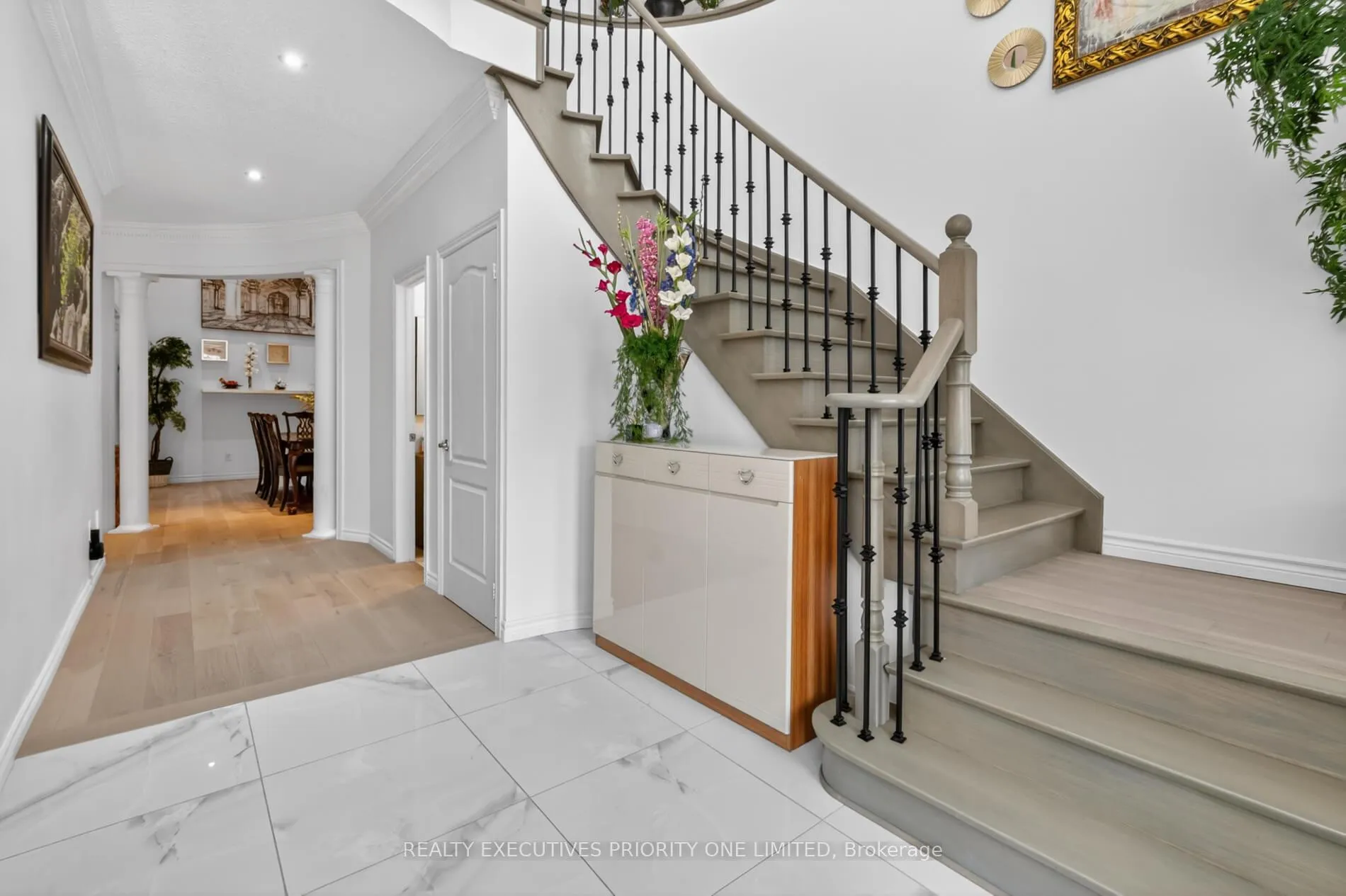 Photo 4 of 130 Greenview Circle, Vaughan, Rural Vaughan — HOMEH