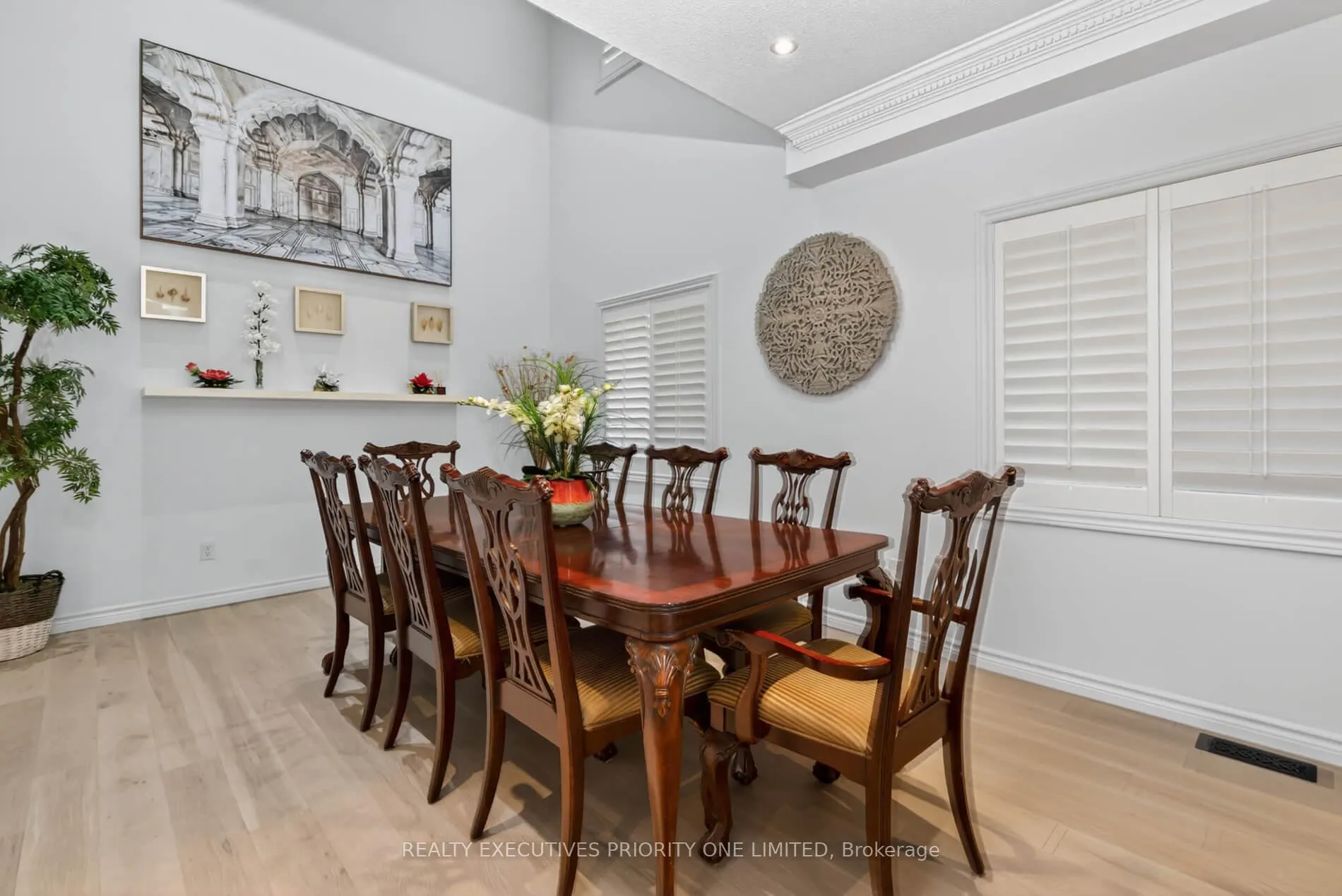 Photo 5 of 130 Greenview Circle, Vaughan, Rural Vaughan — HOMEH