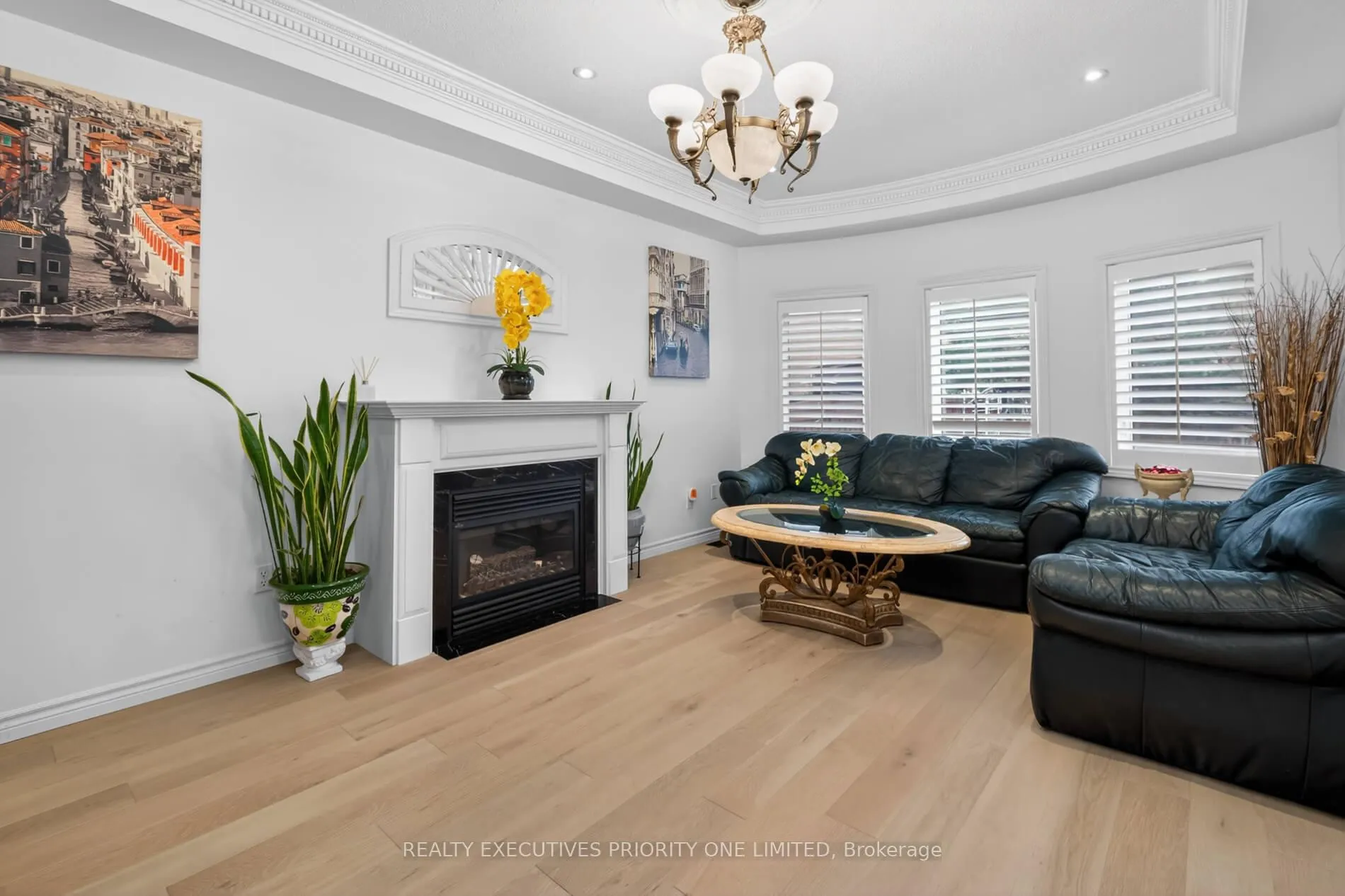 Photo 8 of 130 Greenview Circle, Vaughan, Rural Vaughan — HOMEH