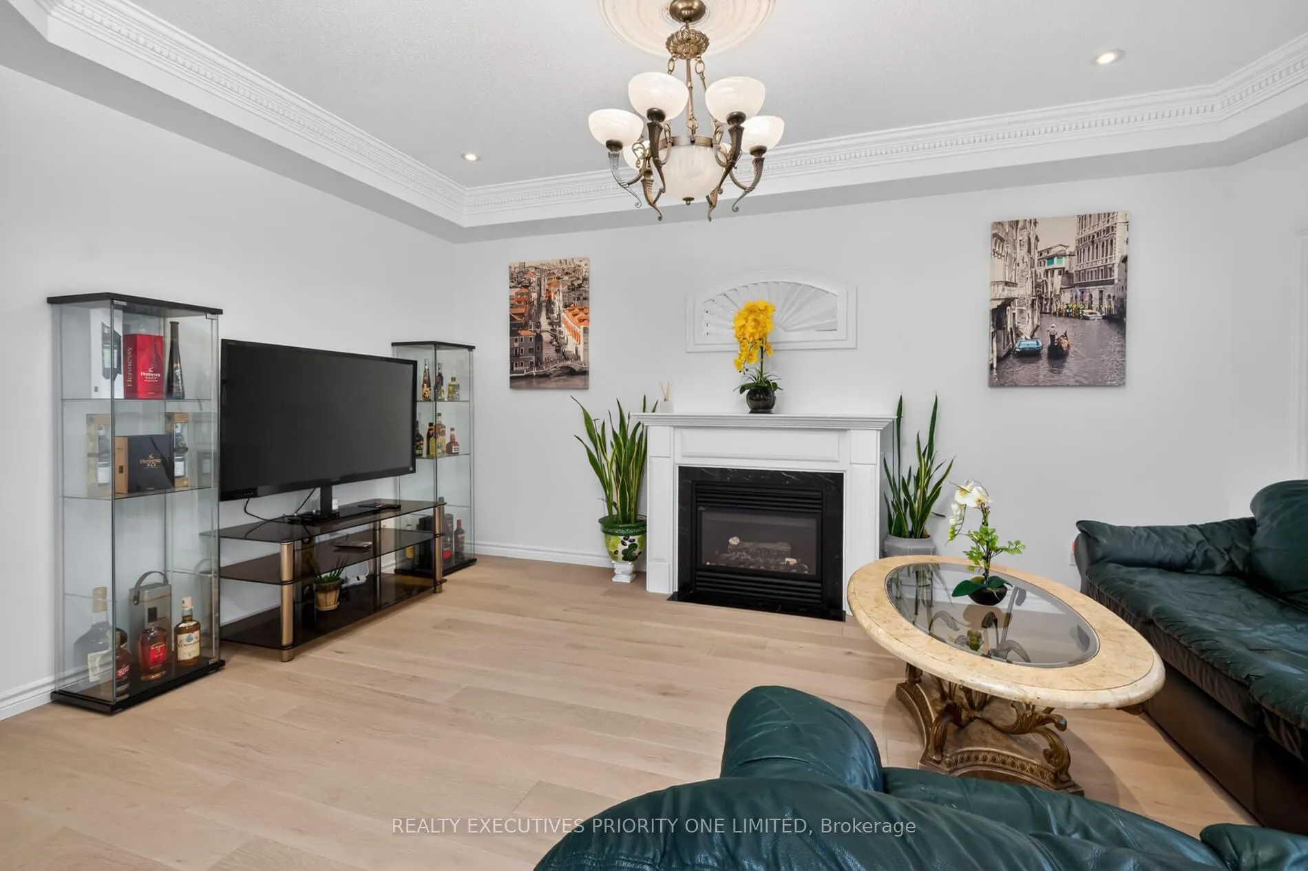 Photo 9 of 130 Greenview Circle, Vaughan, Rural Vaughan — HOMEH