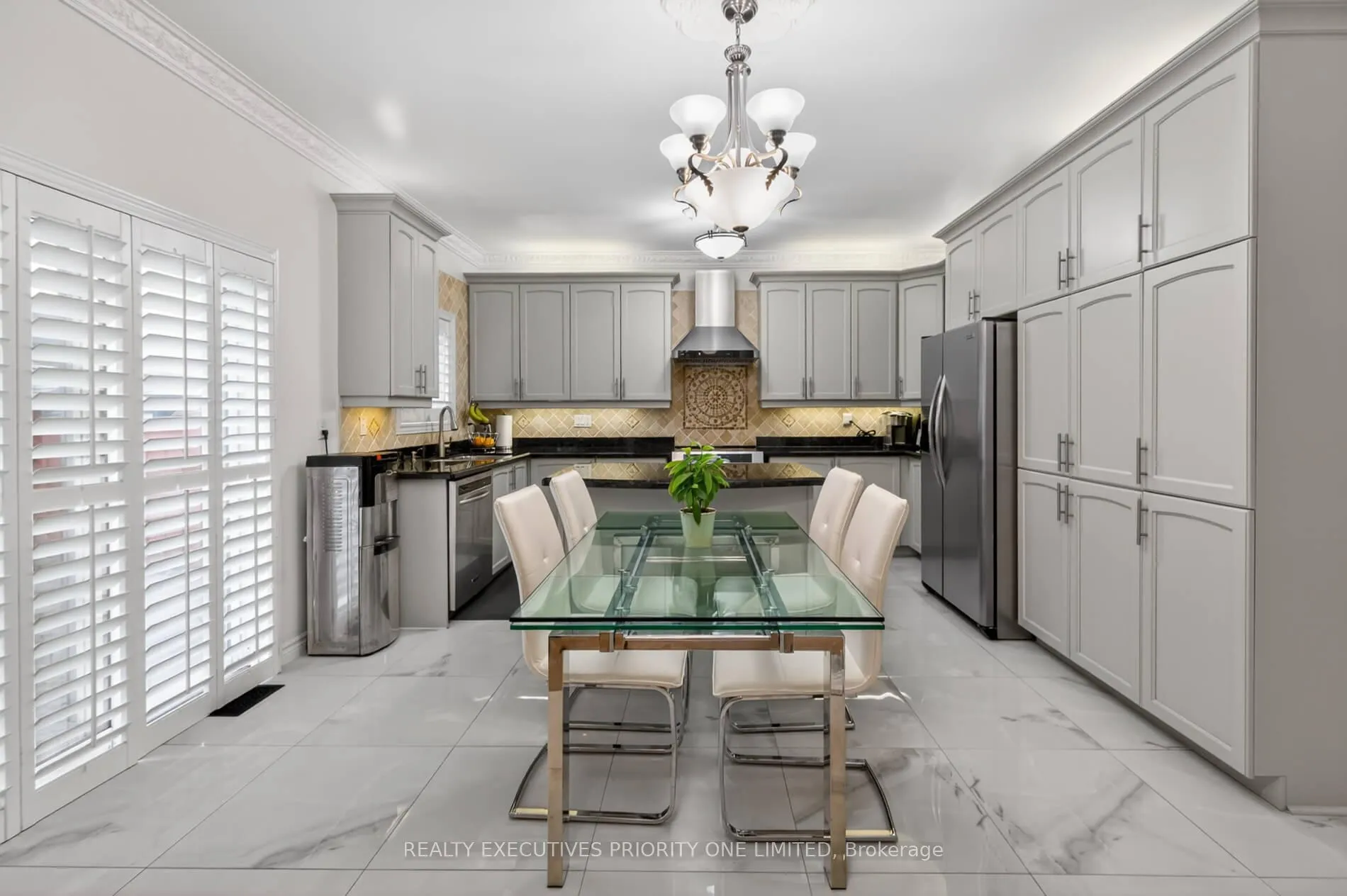 Photo 10 of 130 Greenview Circle, Vaughan, Rural Vaughan — HOMEH