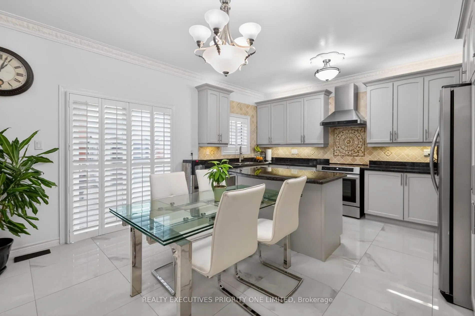 Photo 11 of 130 Greenview Circle, Vaughan, Rural Vaughan — HOMEH
