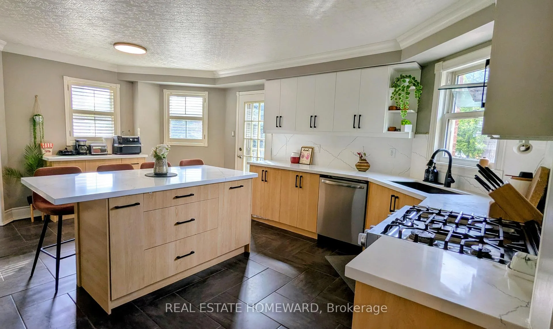 Photo 7 of 16 Wells Crescent, Whitby, Brooklin — HOMEH
