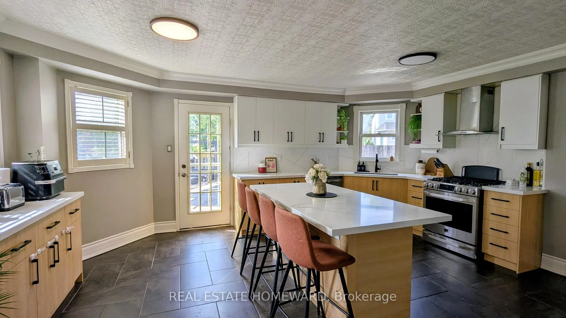 Photo 8 of 16 Wells Crescent, Whitby, Brooklin — HOMEH