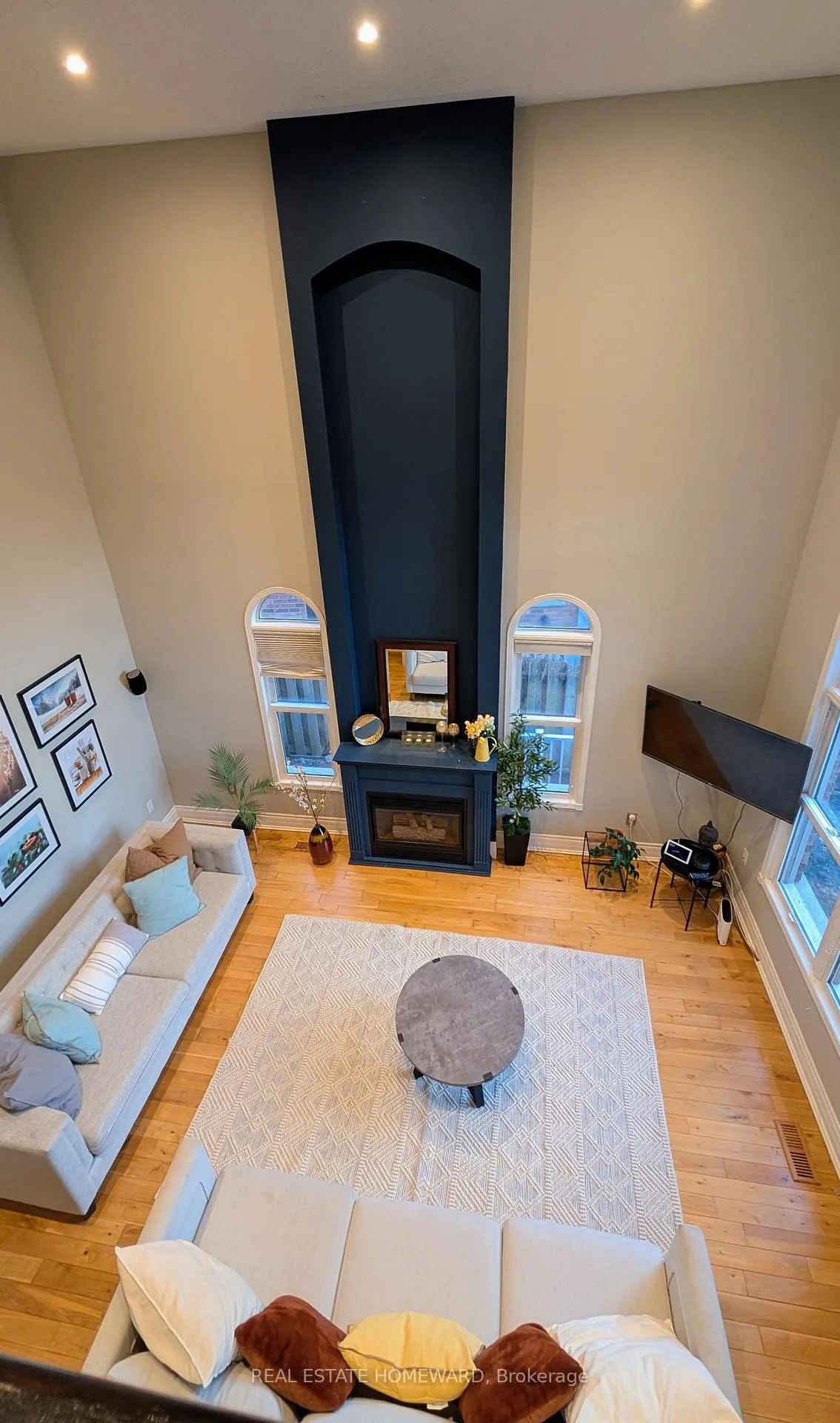 Photo 10 of 16 Wells Crescent, Whitby, Brooklin — HOMEH