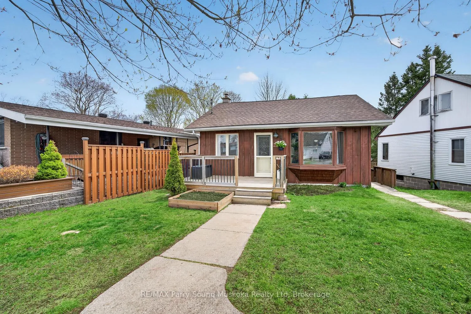 Photo 2 of 23 Highland Crescent, Parry Sound — HOMEH